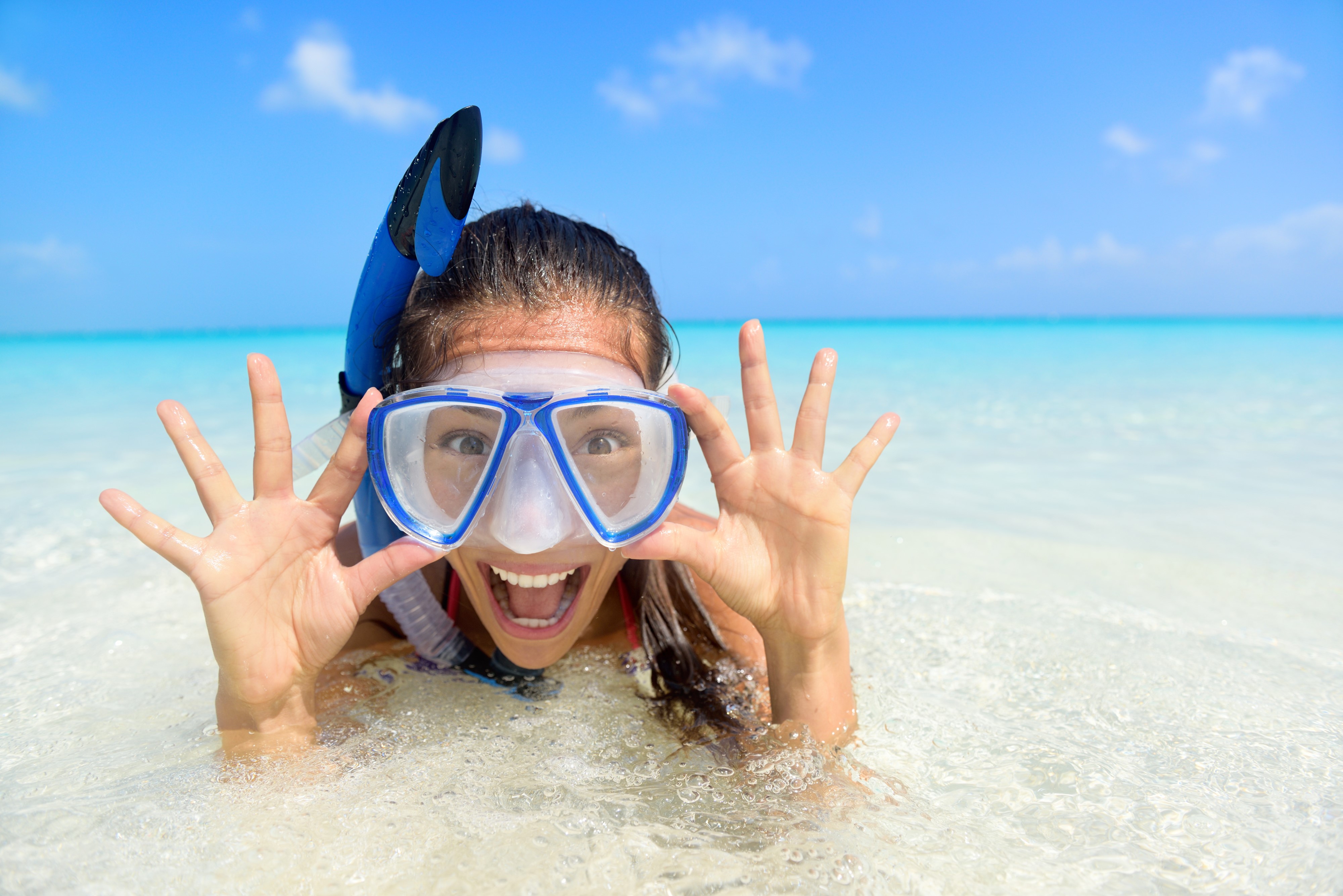 Brunette girl with snorkel mask in the sea HD Wallpaper