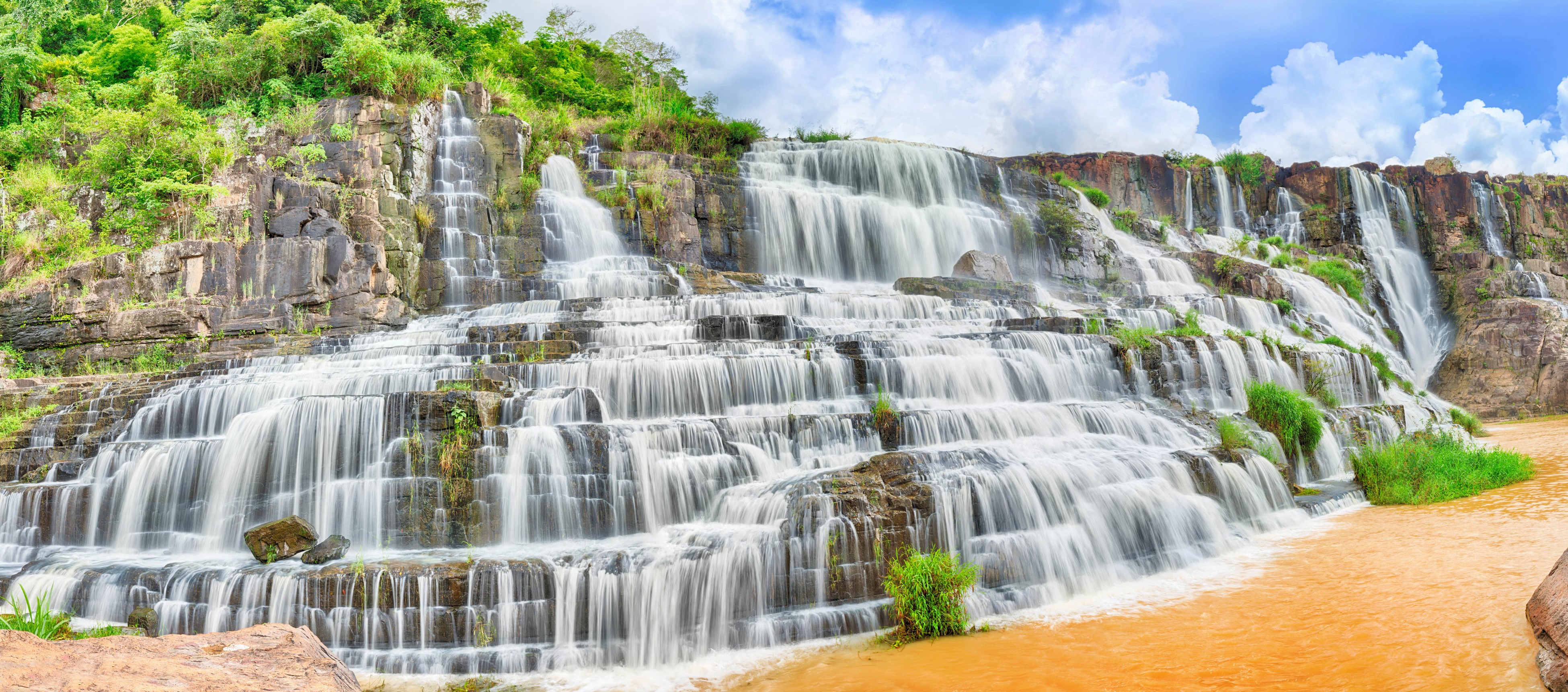 4K Waterfalls on Rocky Crags HD Wallpaper
