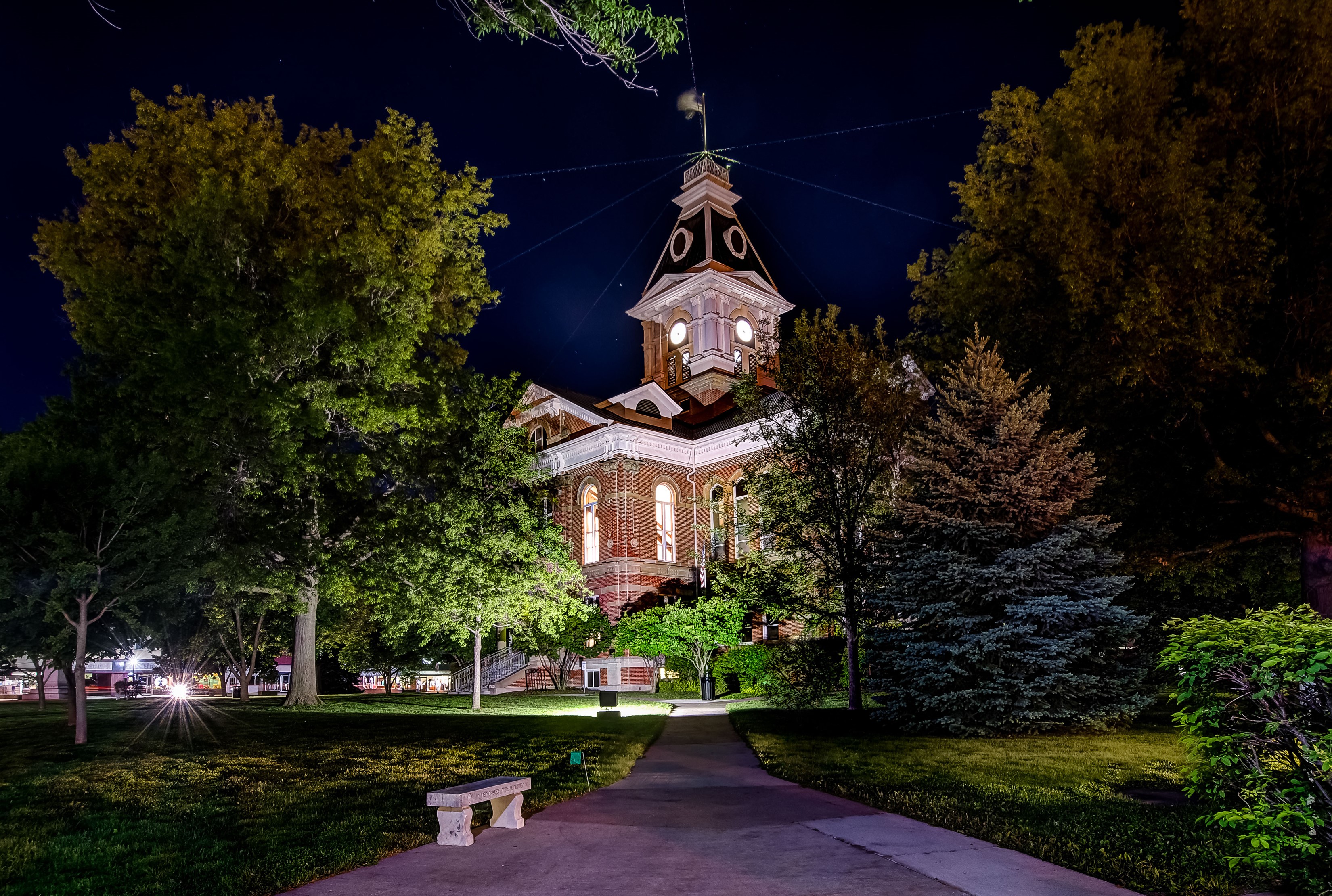 Courthouse at night in Clarinda, Iowa HD Wallpaper