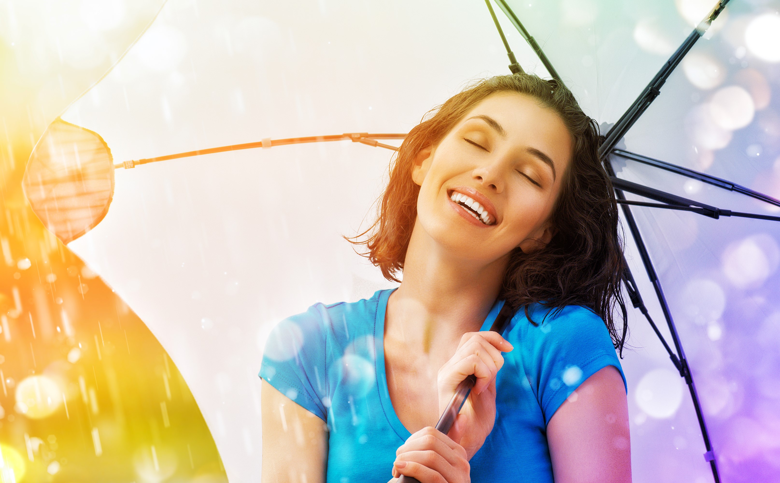 Woman smiling under an umbrella in the rain HD Wallpaper