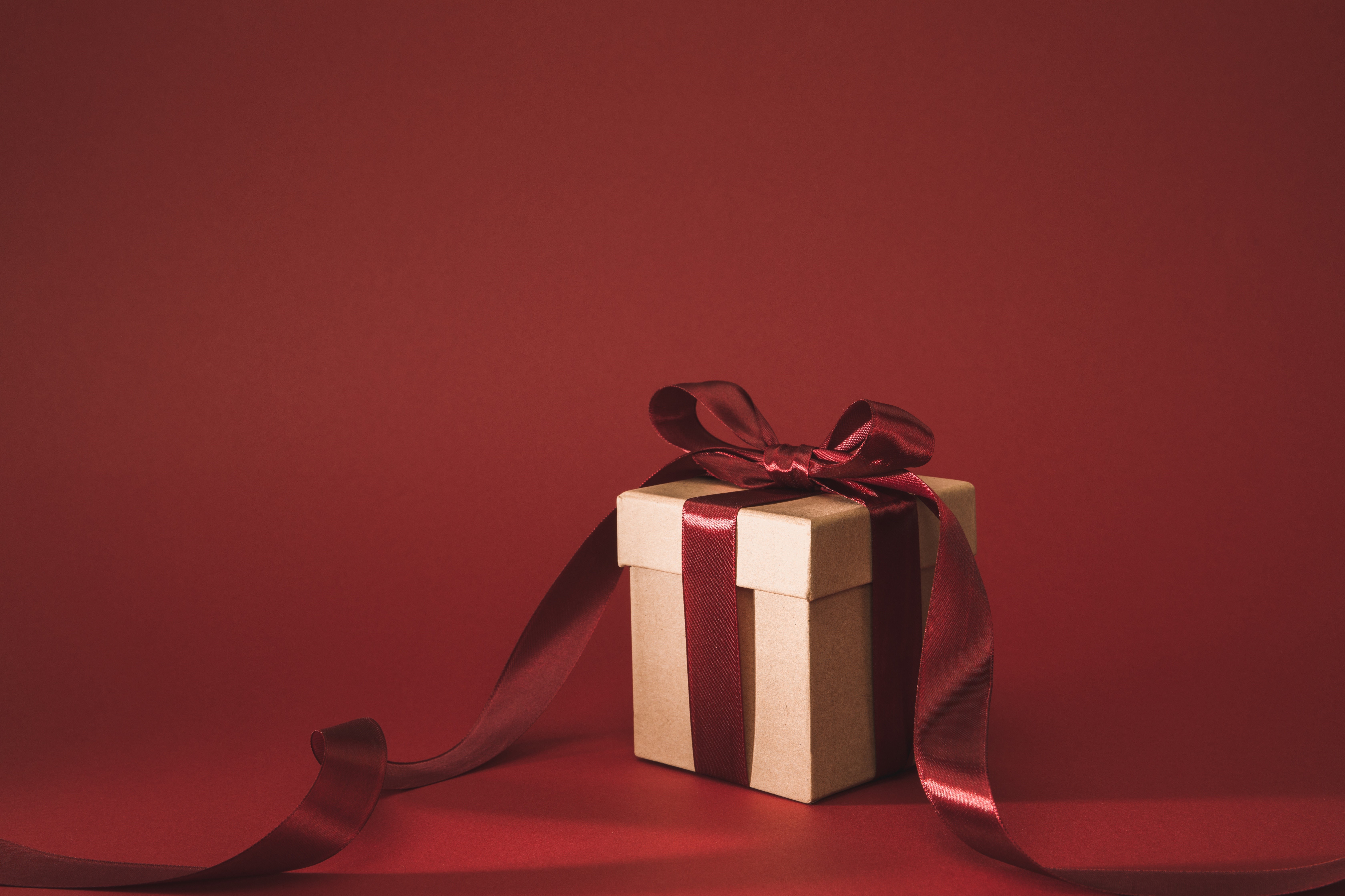 Gift box with red ribbon and bow HD Wallpaper