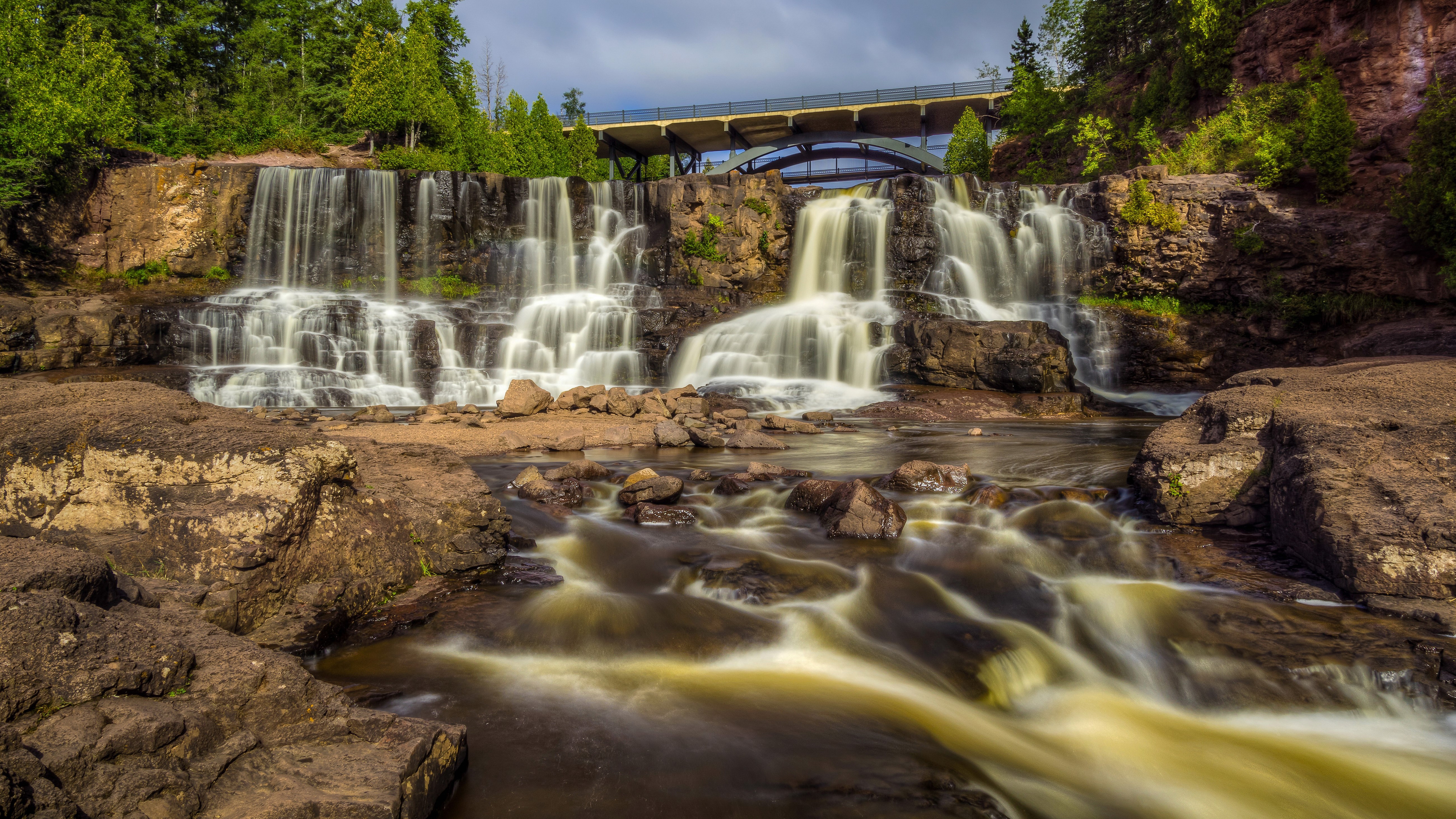 Waterfalls and bridge at Minneopa State Park HD Wallpaper