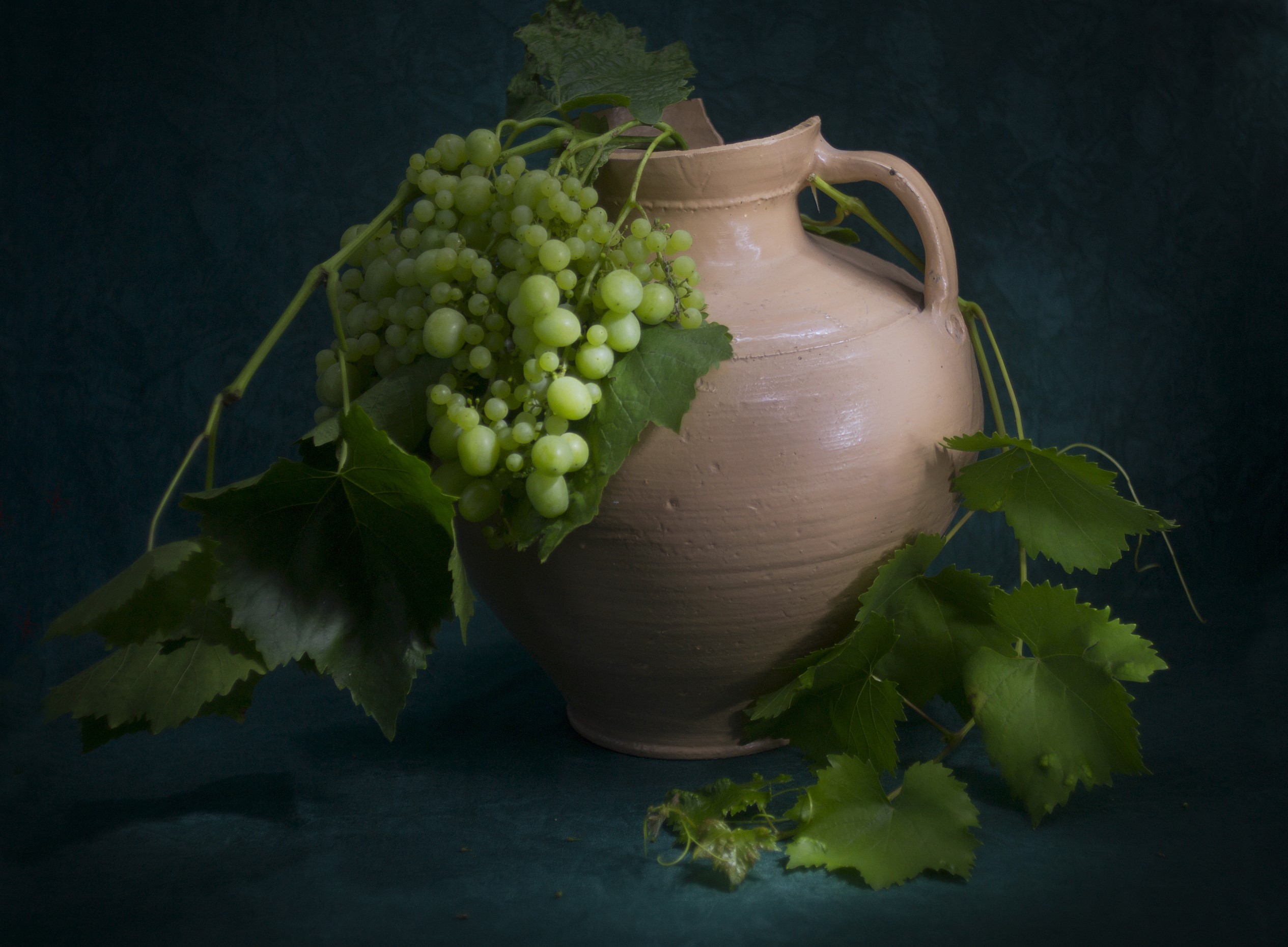 Grapes and a jug on a dark background HD Wallpaper
