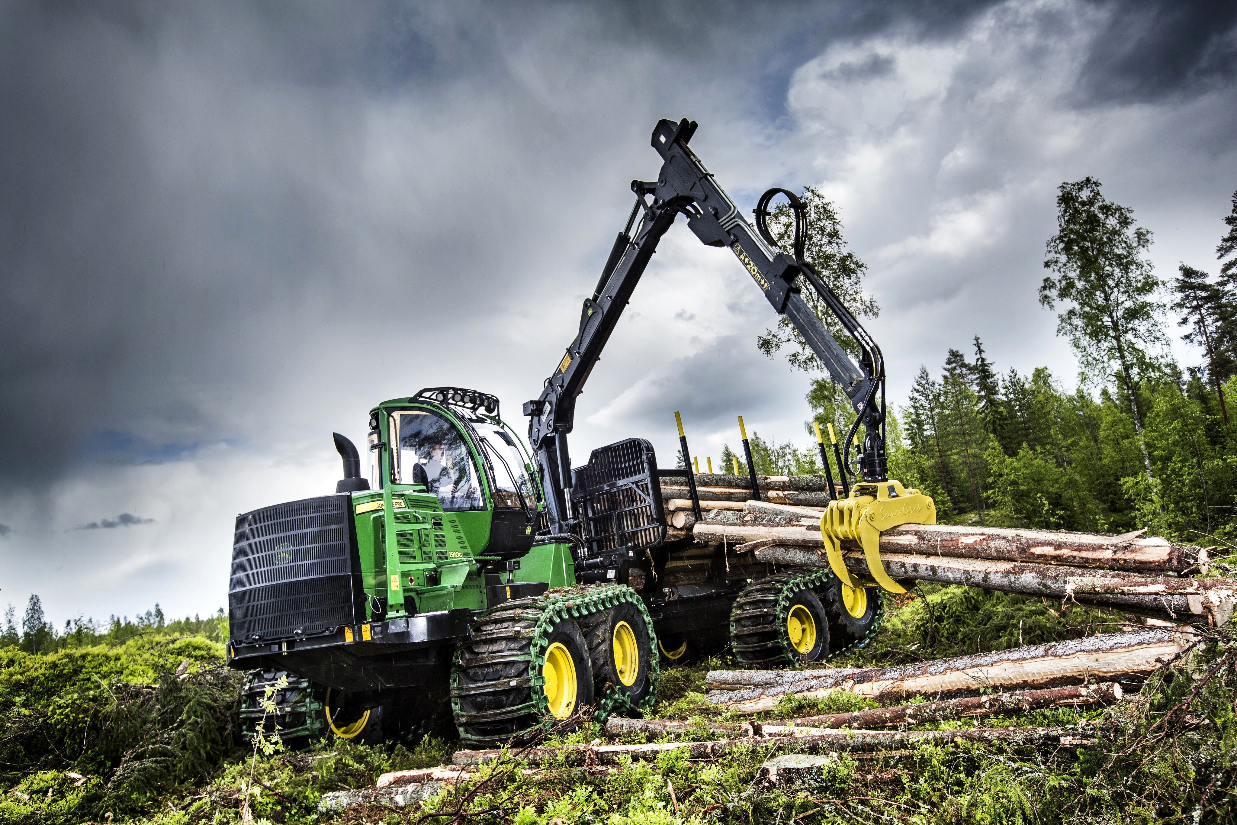 John Deere Forwarder loading logs in forest HD Wallpaper
