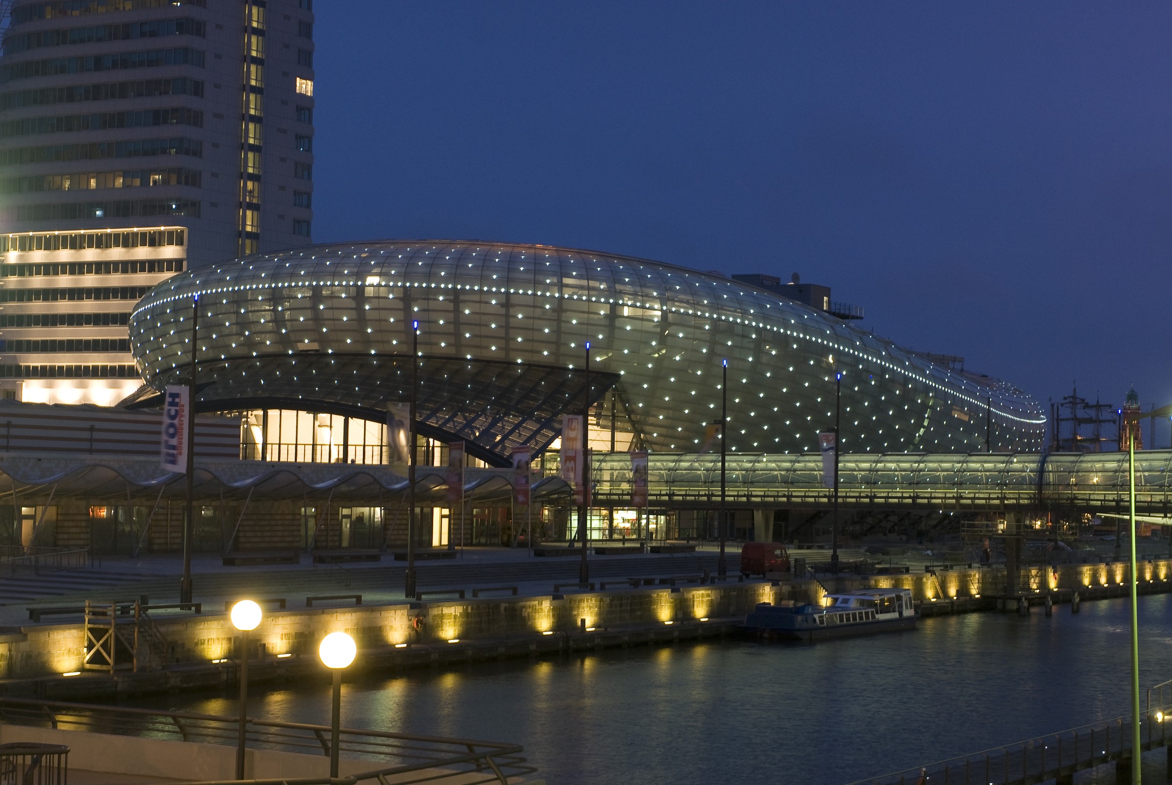 Klimahaus Bremerhaven at night with waterfront HD Wallpaper