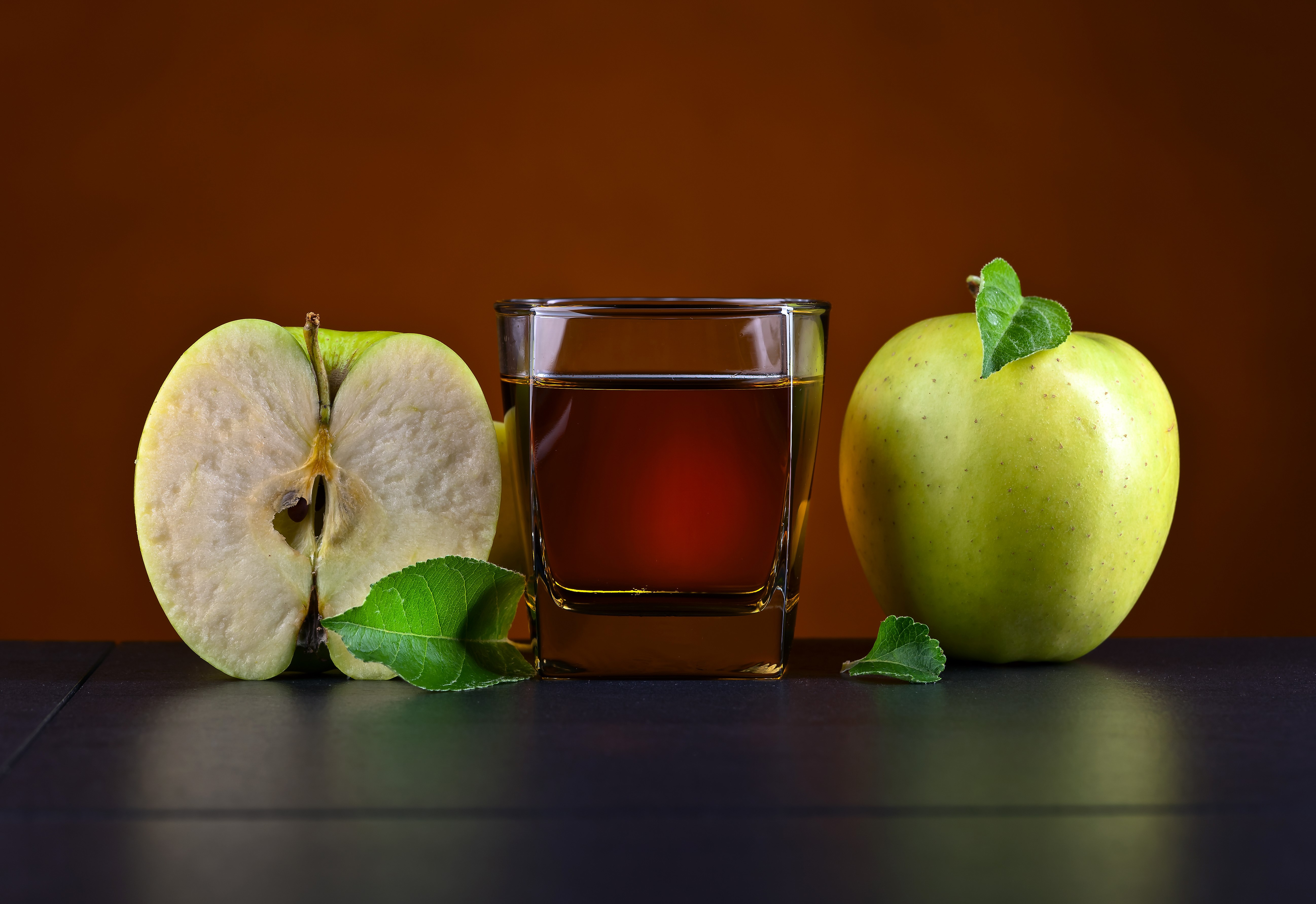 Apple juice in a glass with apples HD Wallpaper