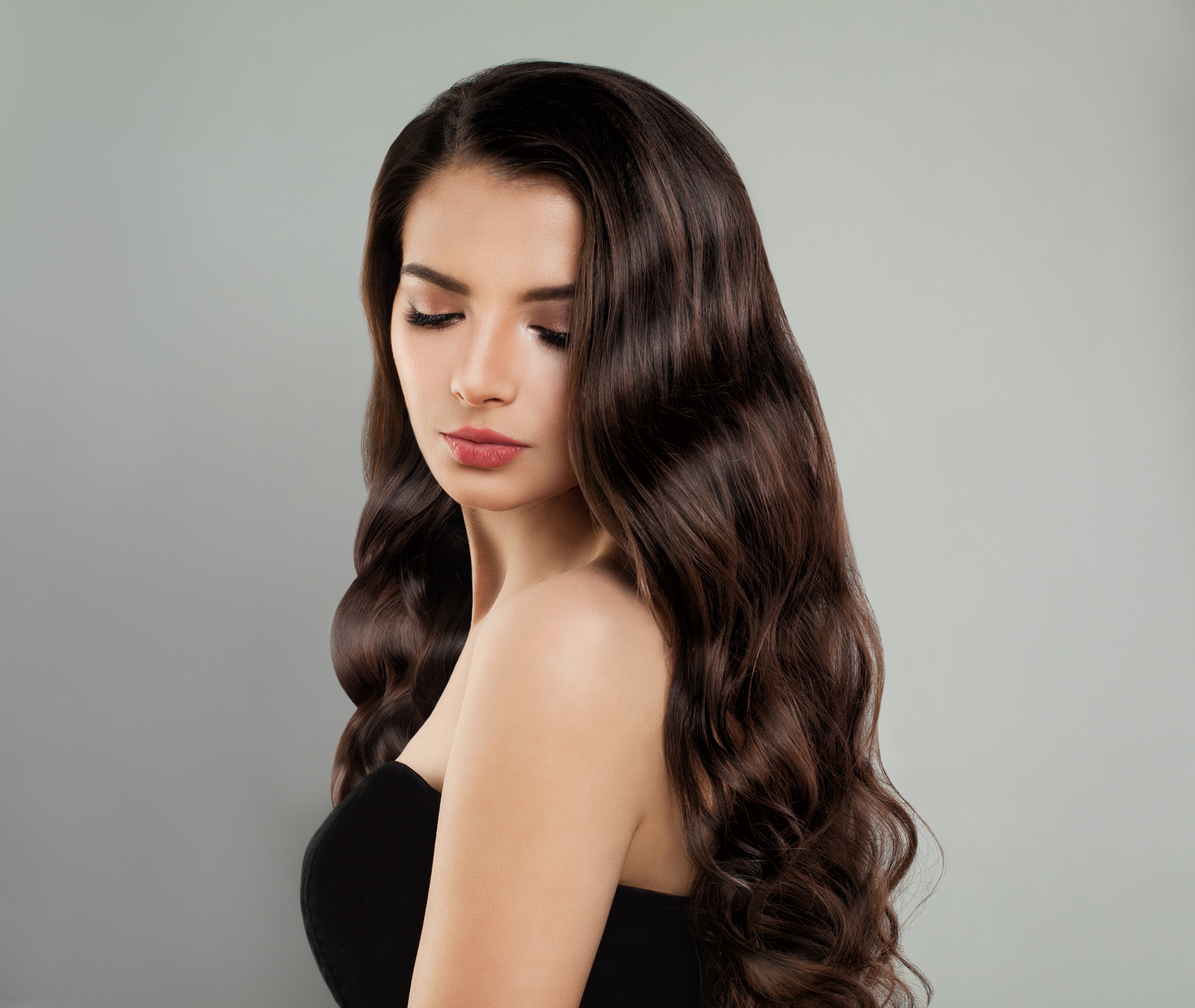 Brown haired woman with wavy hair HD Wallpaper