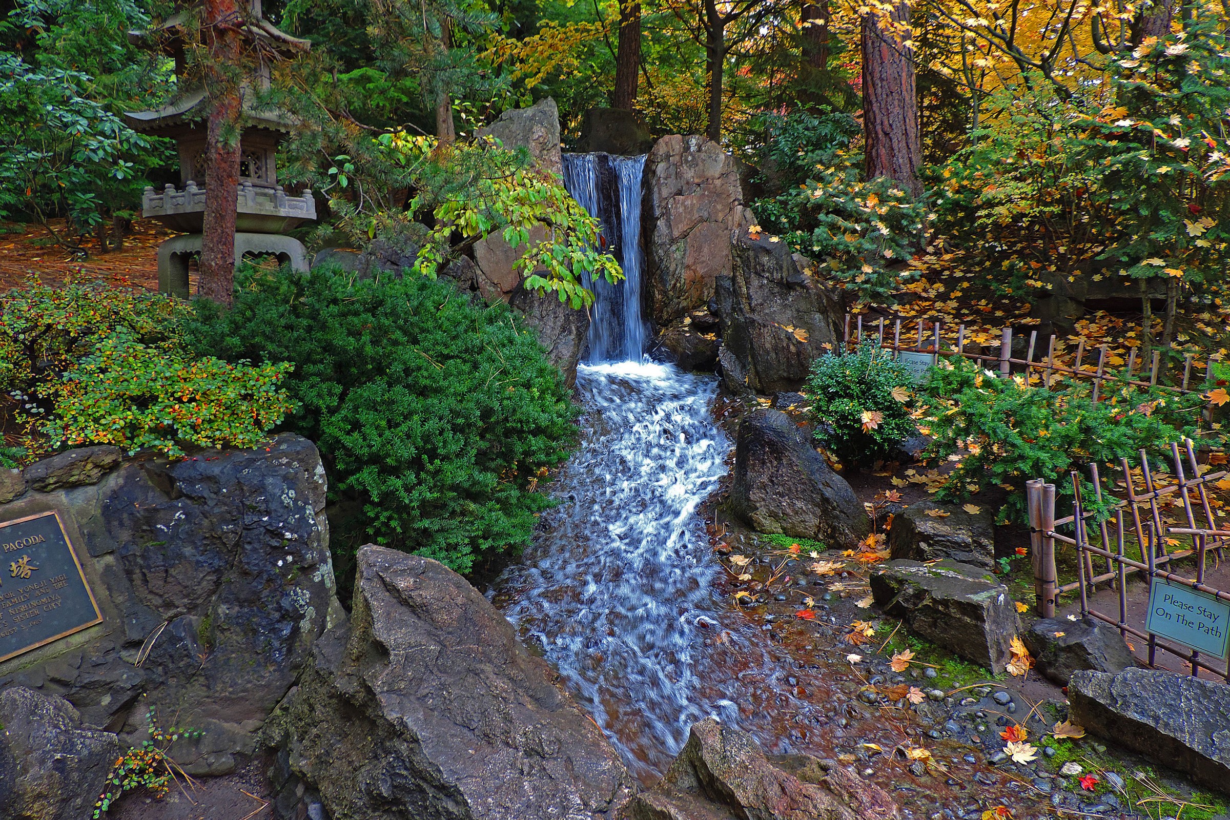Japanese Garden Waterfall in Autumn, Spokane, Washington HD Wallpaper
