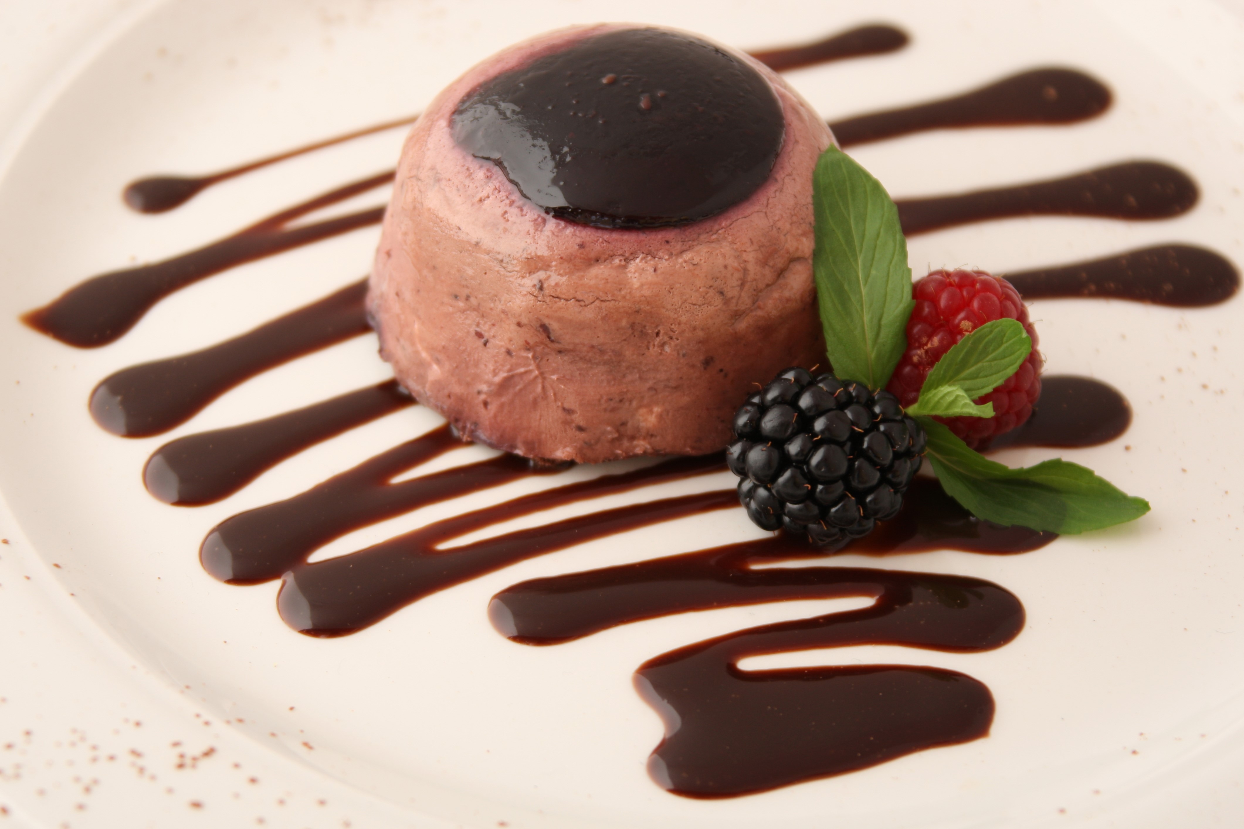 Dessert with berries and chocolate sauce HD Wallpaper