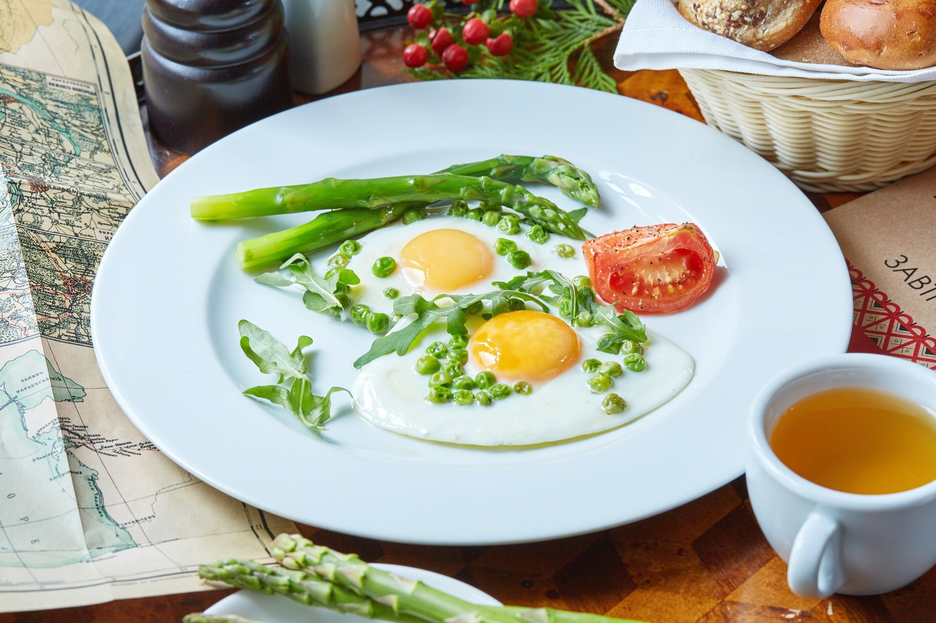 Fried eggs with asparagus and tea HD Wallpaper