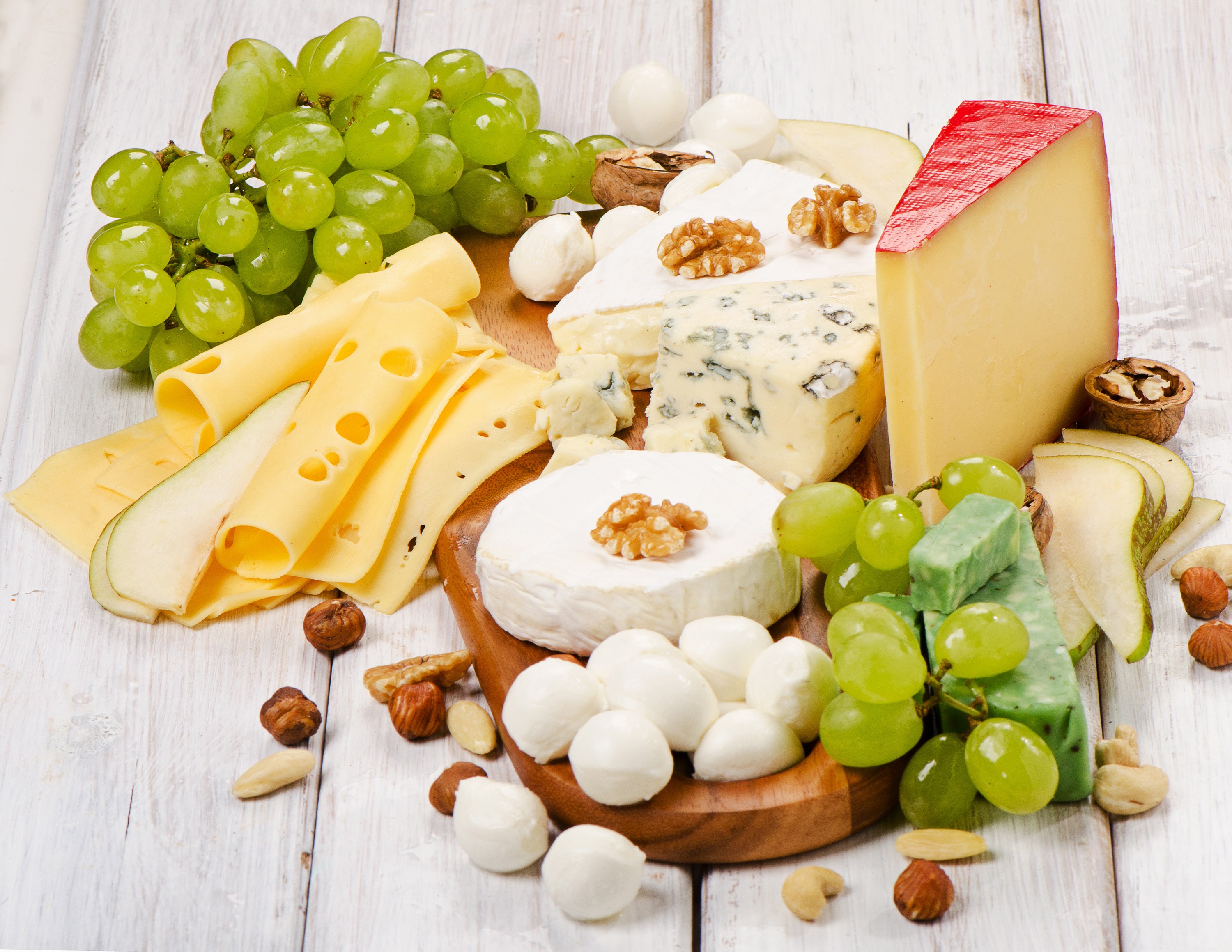 Cheese platter with grapes, nuts, and pears HD Wallpaper