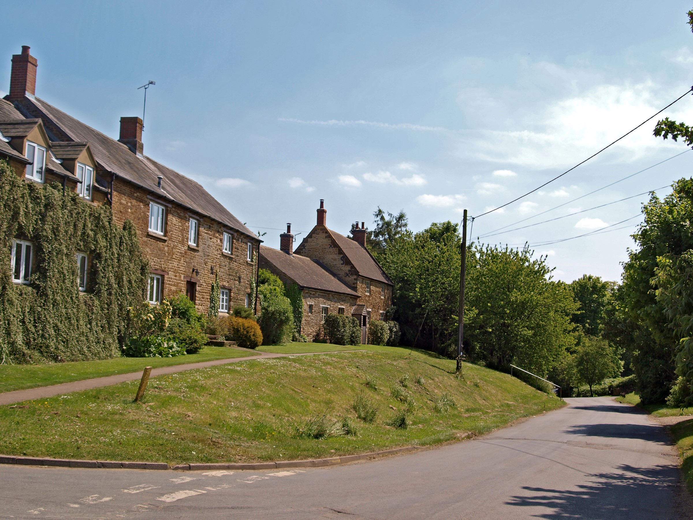 Houses and road in Hook Norton, United Kingdom HD Wallpaper