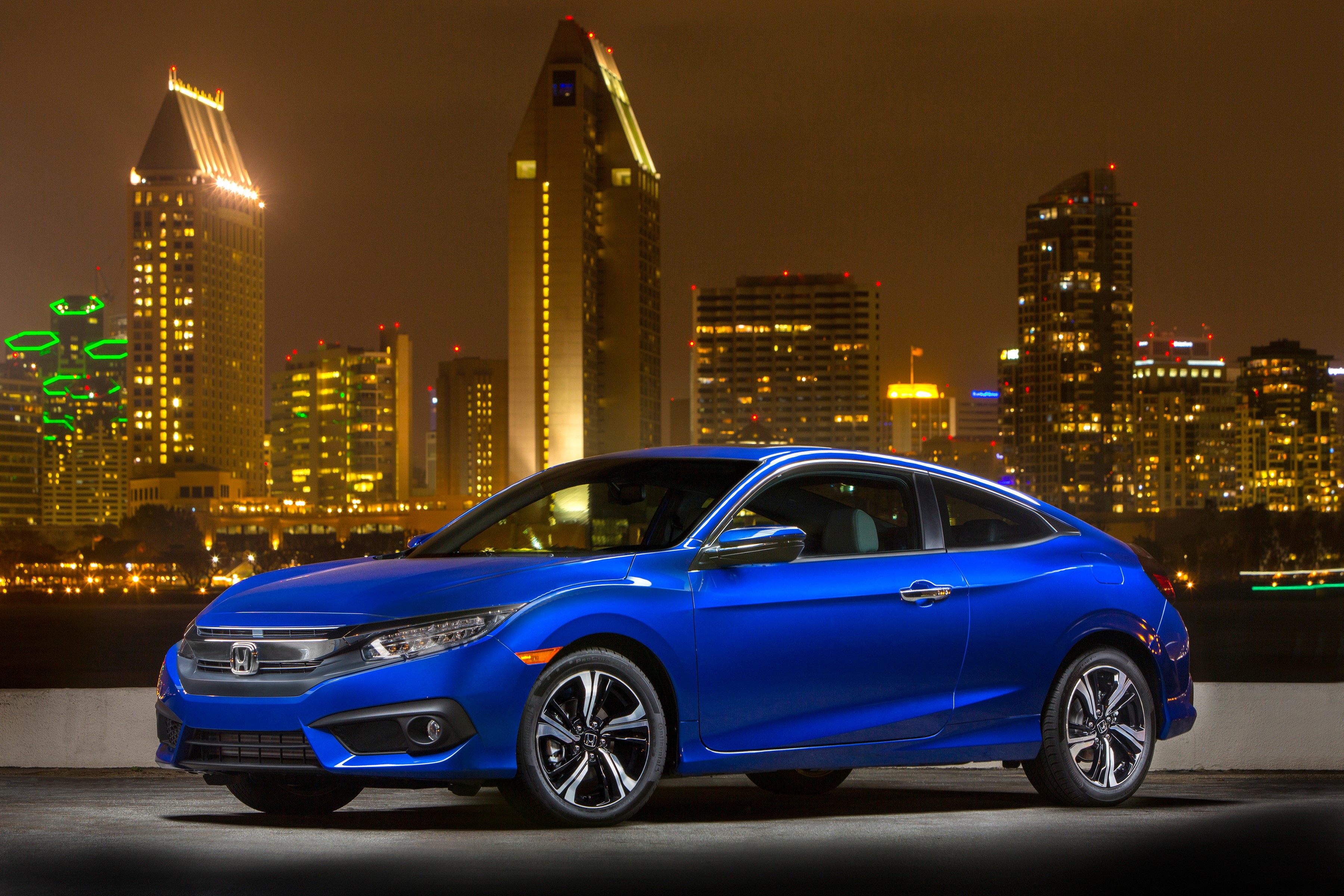 Blue 2016-18 Honda Civic Coupe in City at Night HD Wallpaper