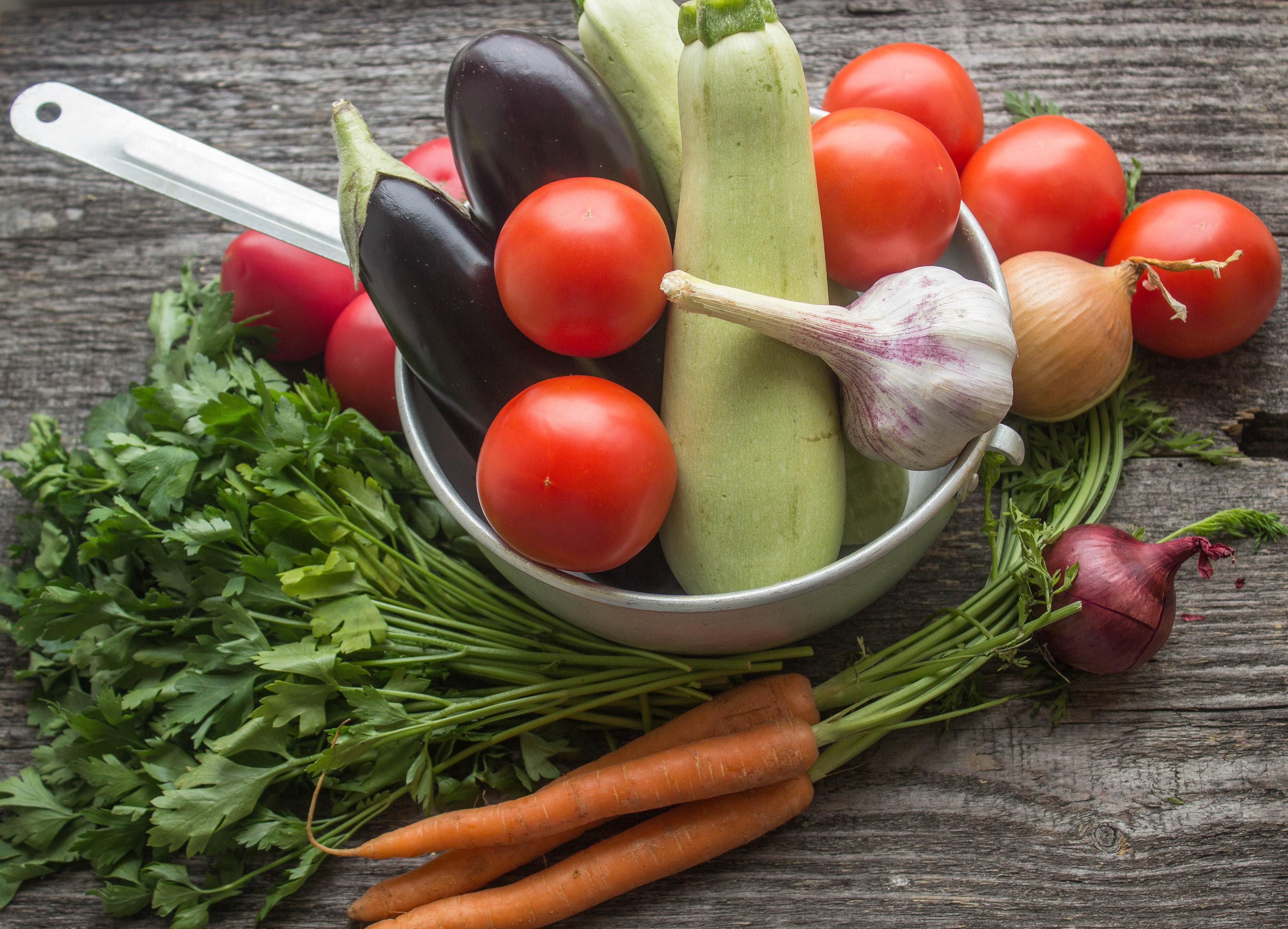 Vegetables in a bowl with carrots and parsley HD Wallpaper