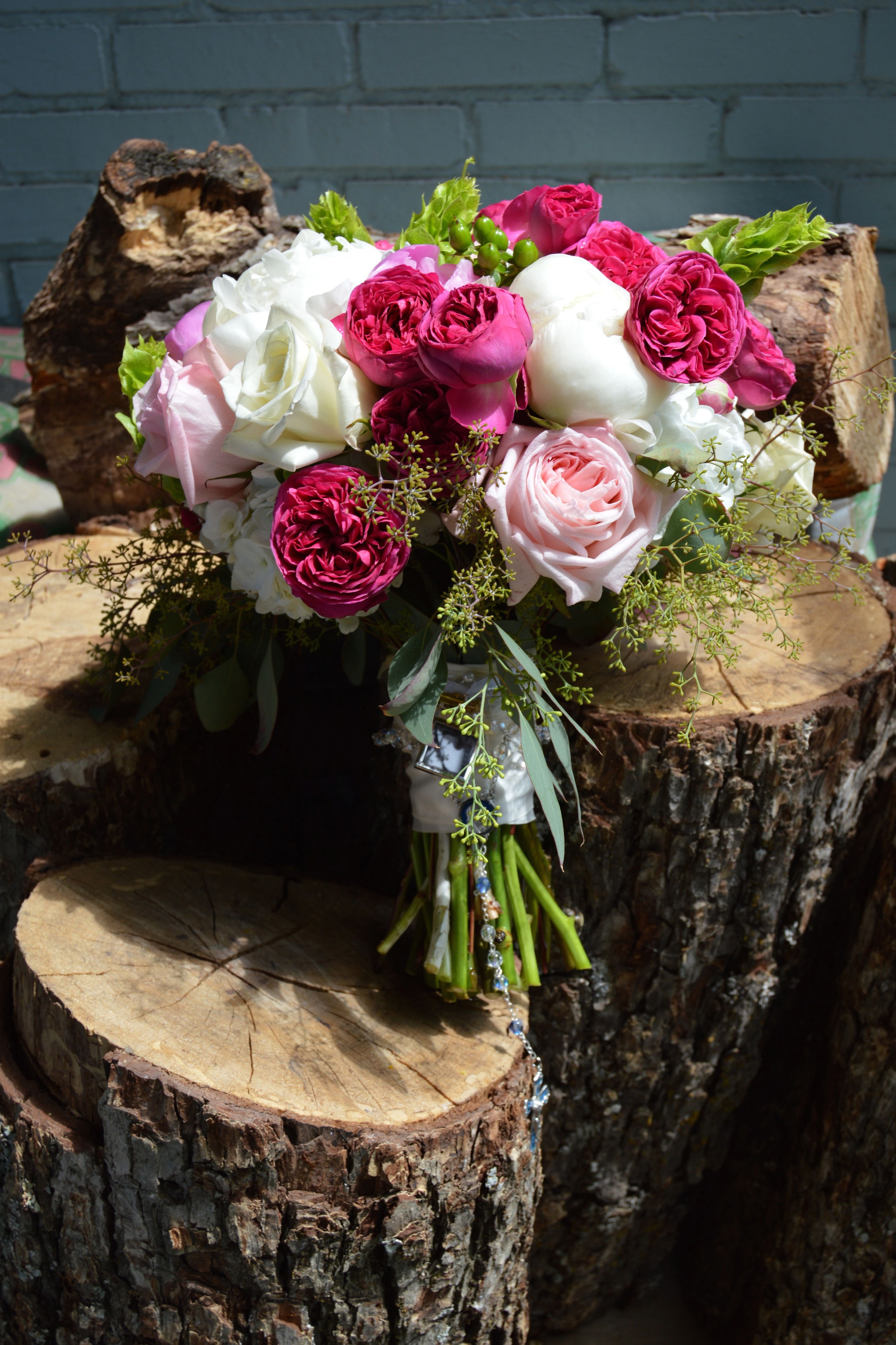 Wedding bouquet with roses on wood logs HD Phone Wallpaper