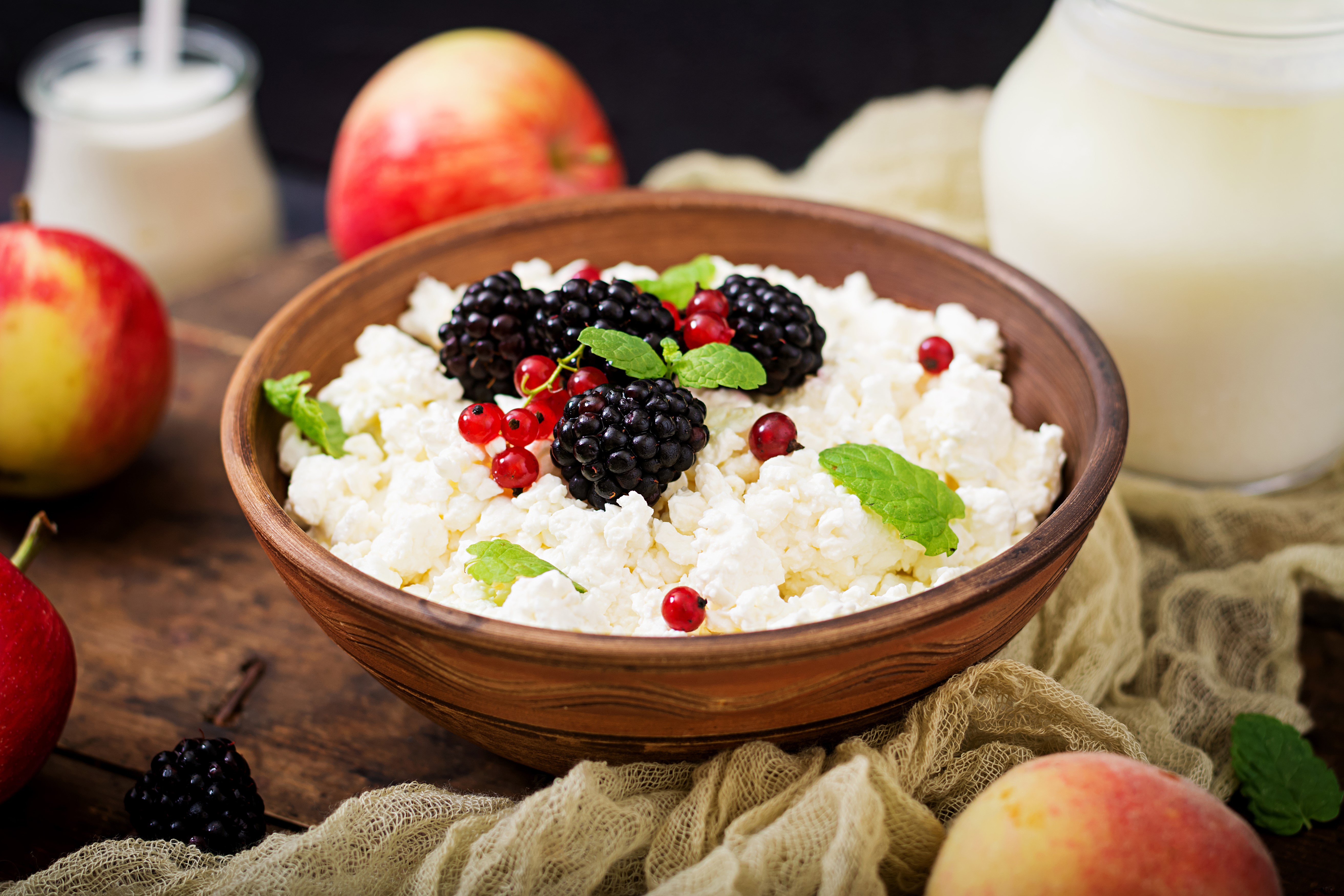 Cottage cheese with blackberries and currants HD Wallpaper