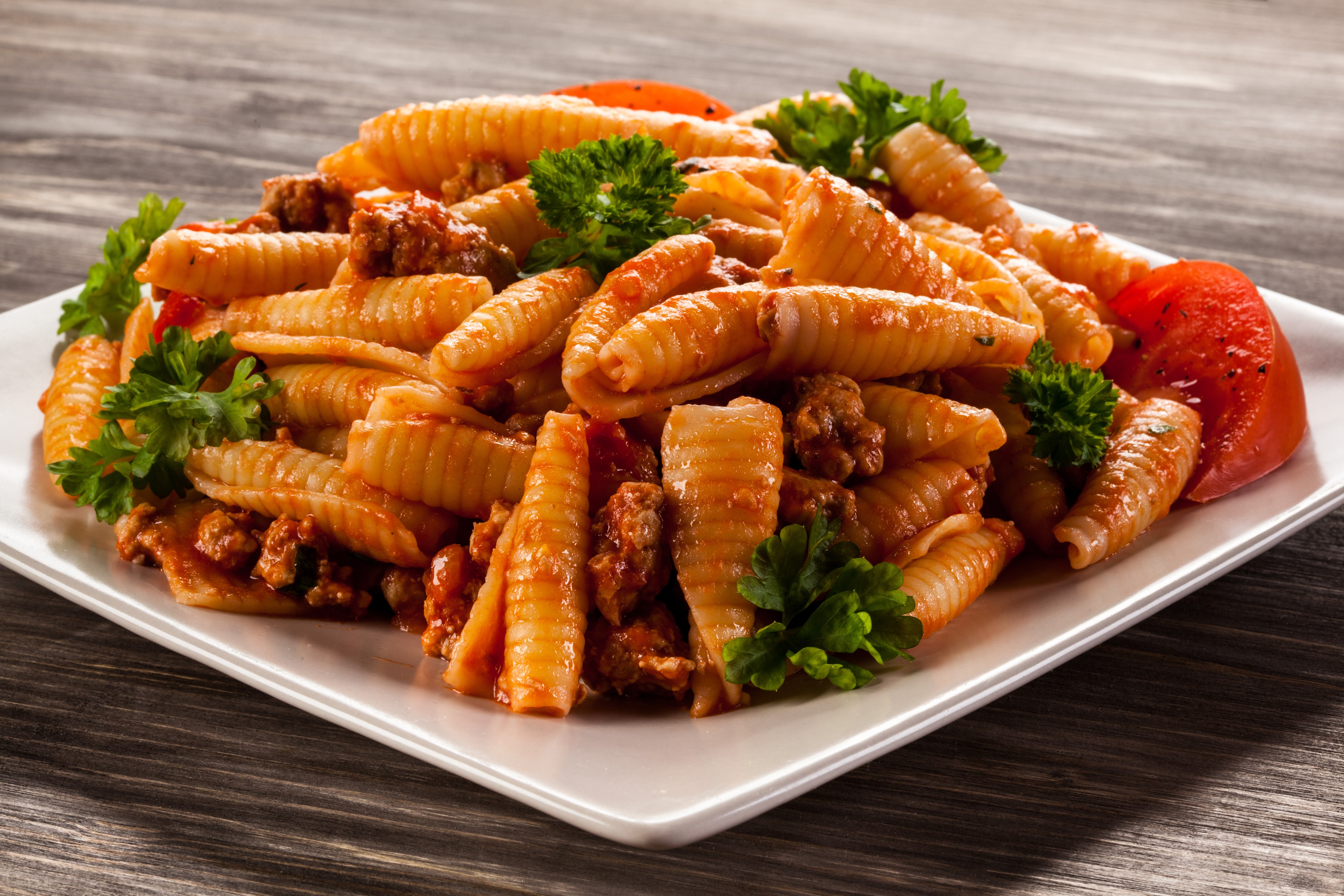 Pasta with meat sauce and parsley HD Wallpaper