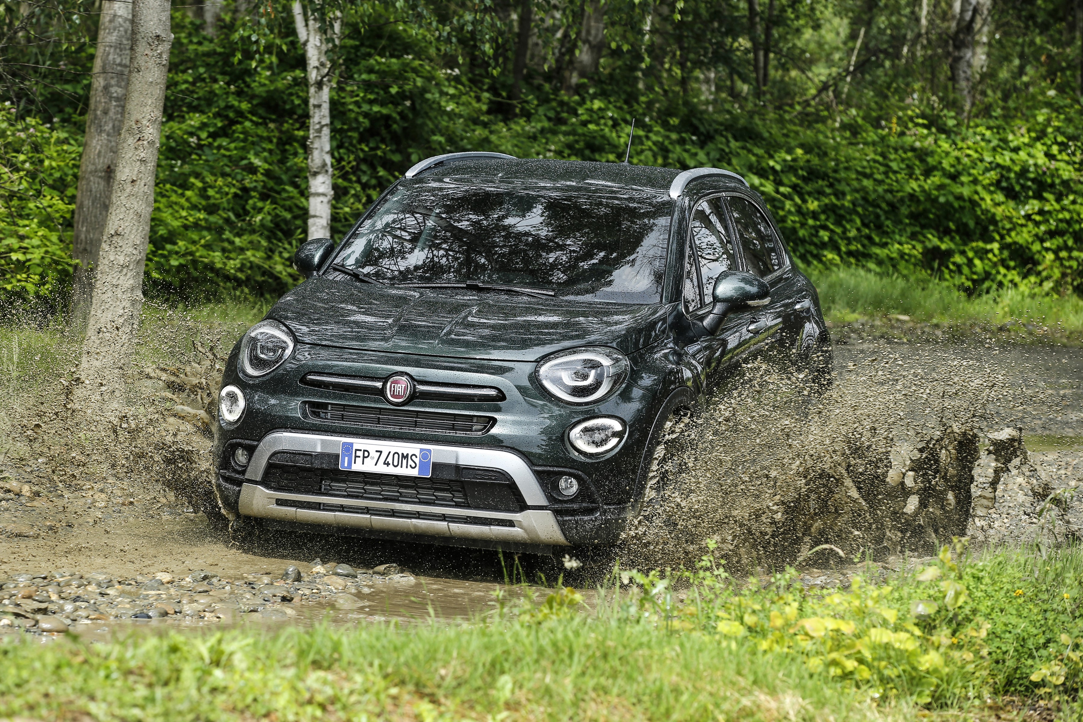 Fiat 500X Cross driving through mud HD Wallpaper