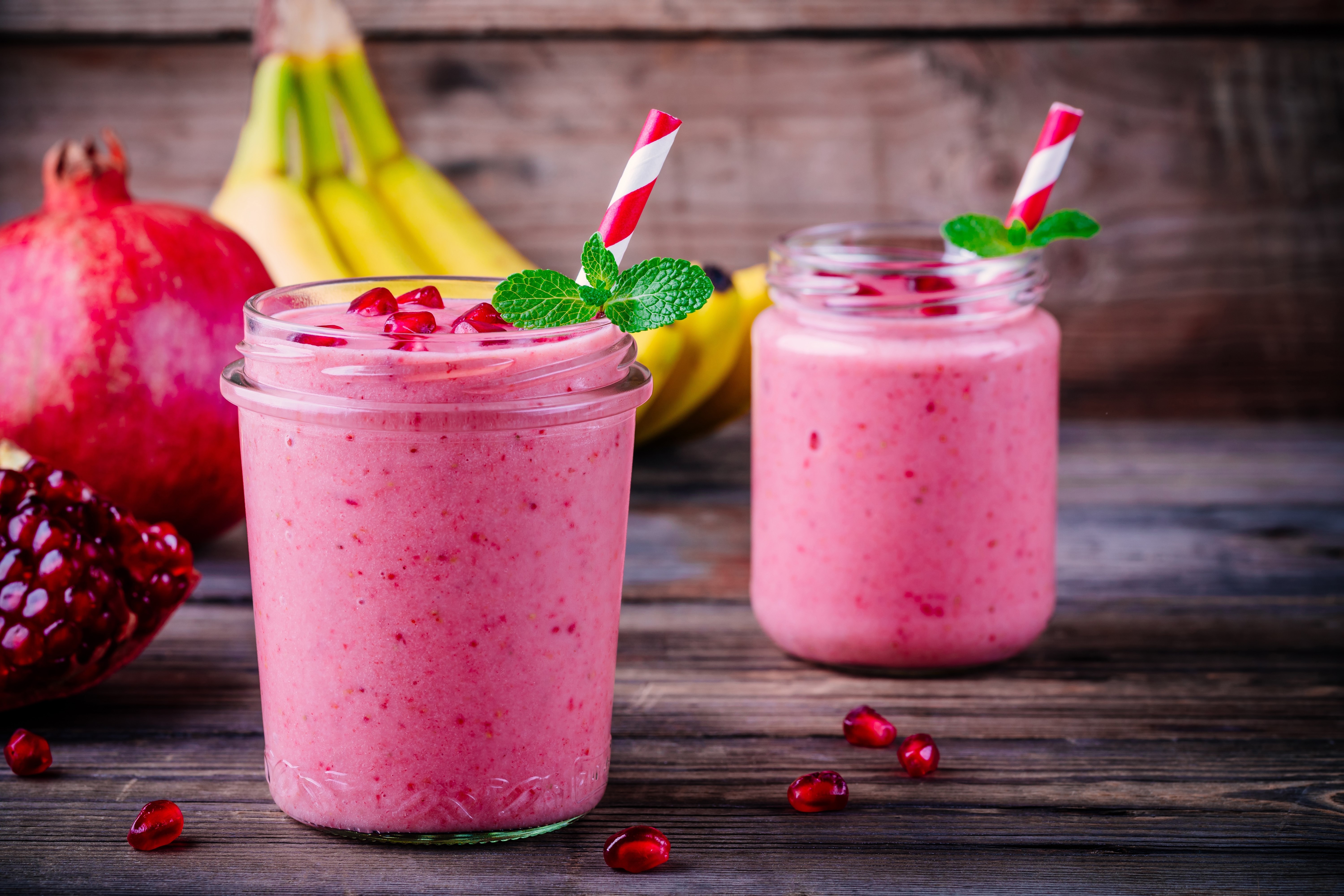 Pomegranate Smoothies with Bananas and Mint HD Wallpaper