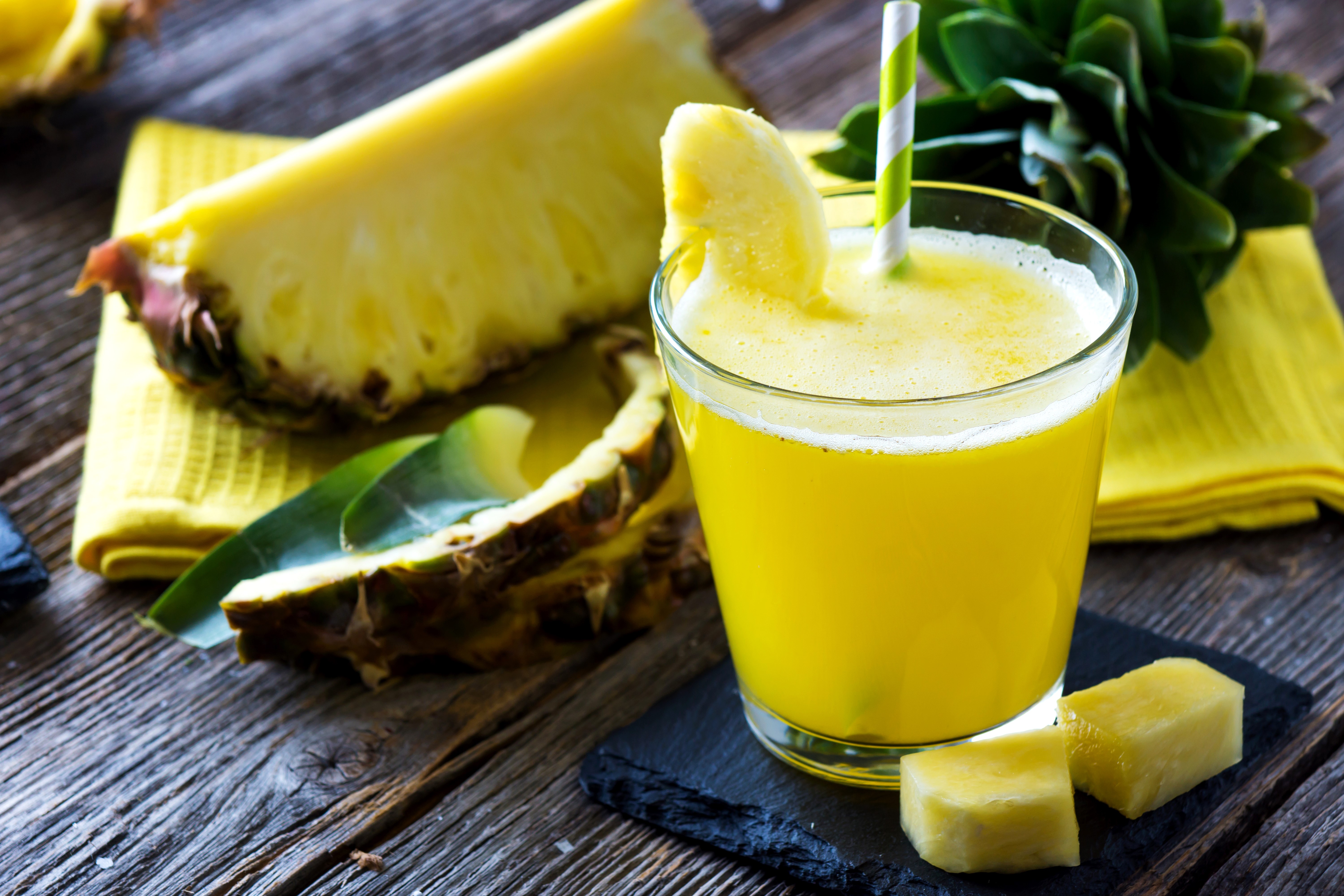 Pineapple juice in a highball glass with pineapple slices HD Wallpaper