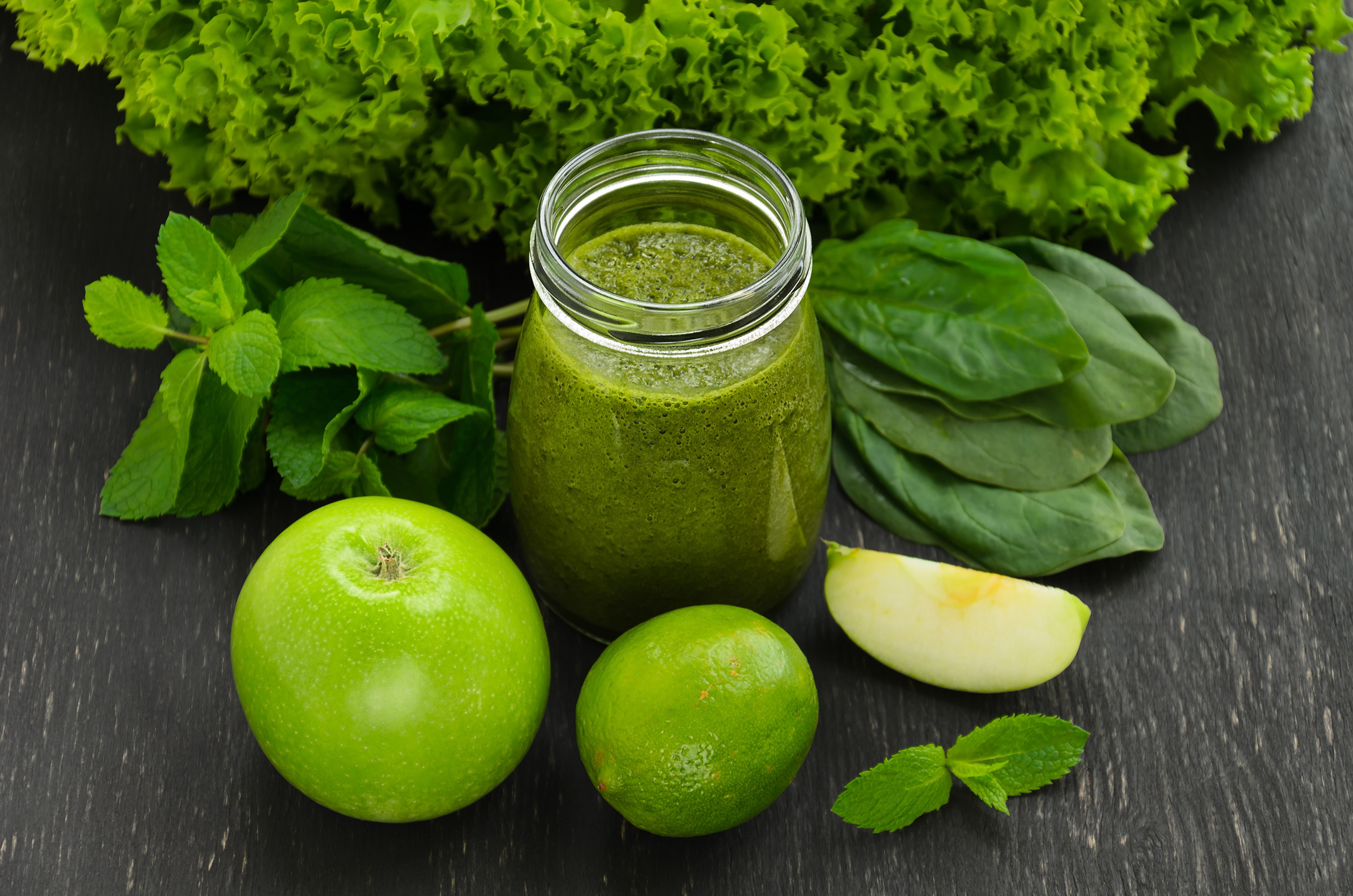 Green smoothie with apple, lime, mint, and lettuce HD Wallpaper