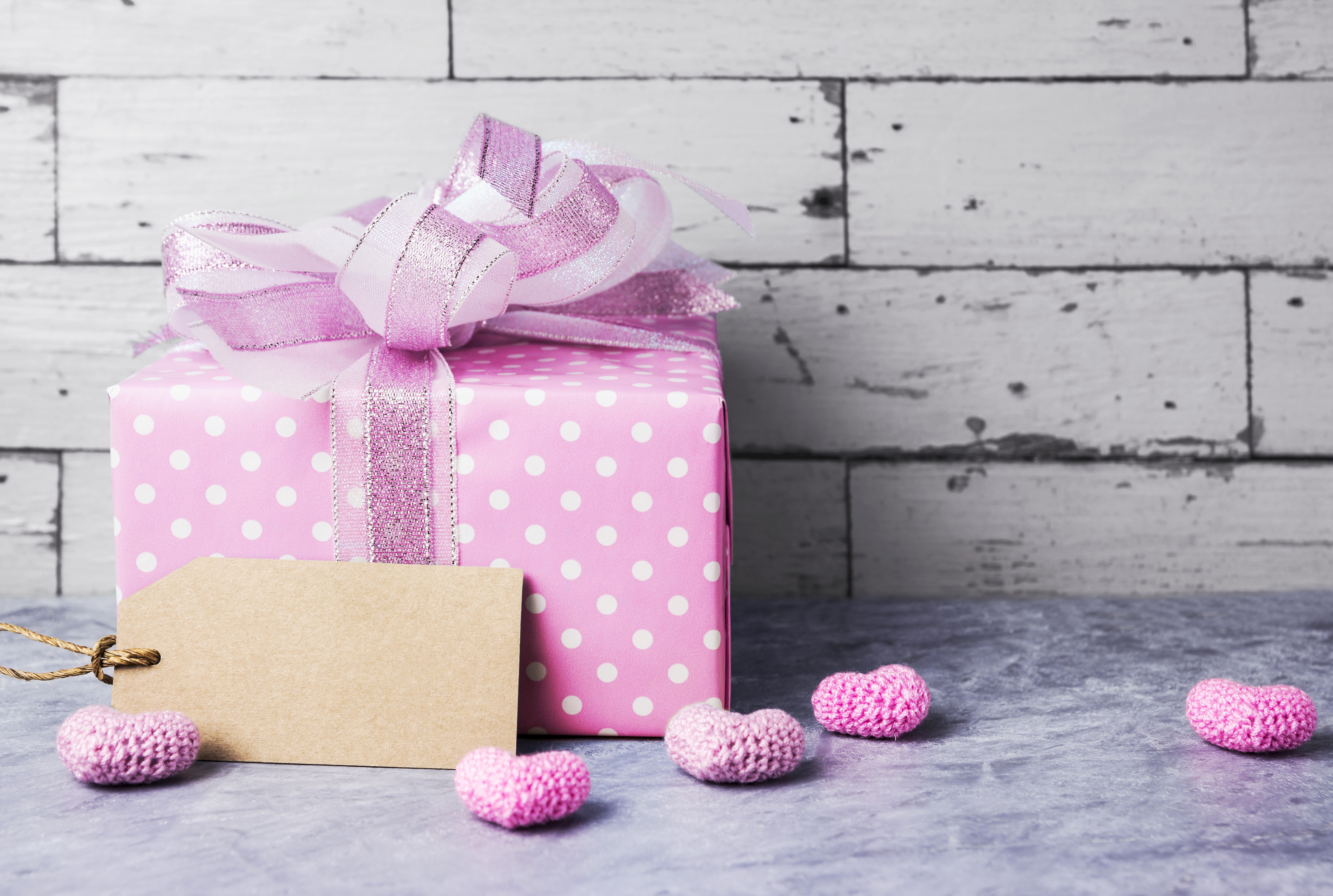 Pink polka dot gift box with pink ribbon and hearts HD Wallpaper