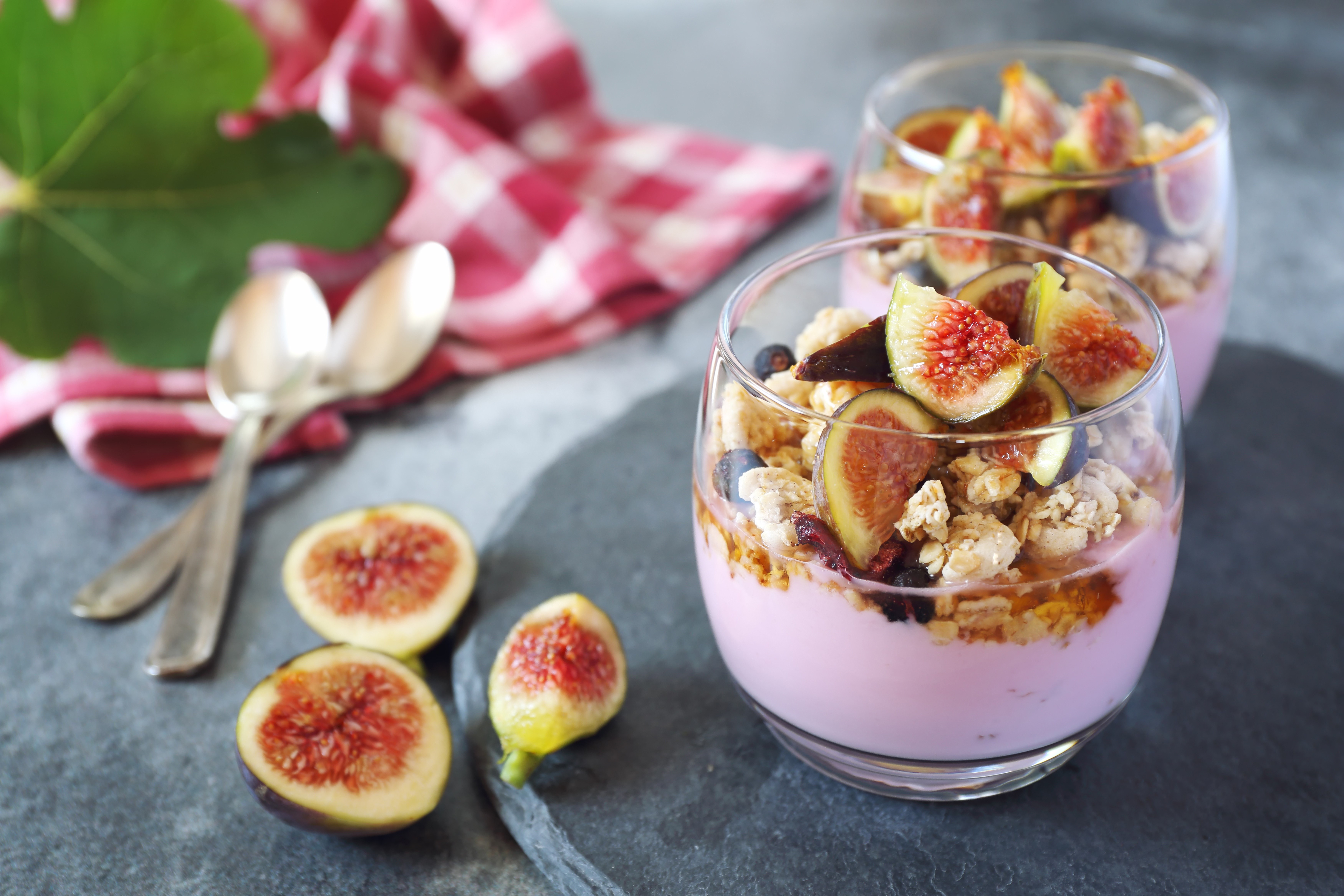 Yogurt parfaits with figs and granola HD Wallpaper