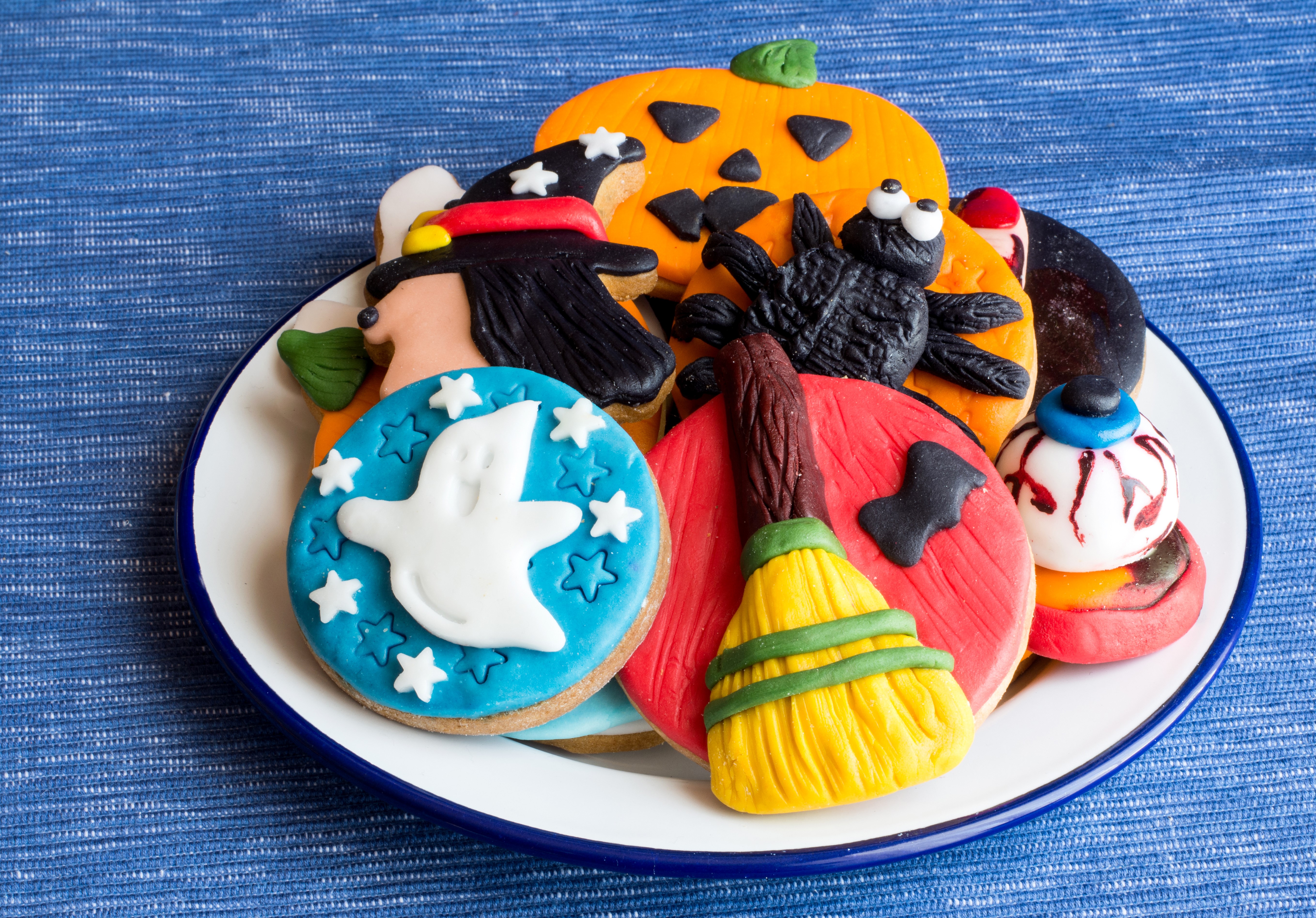 Halloween cookies on a plate HD Wallpaper