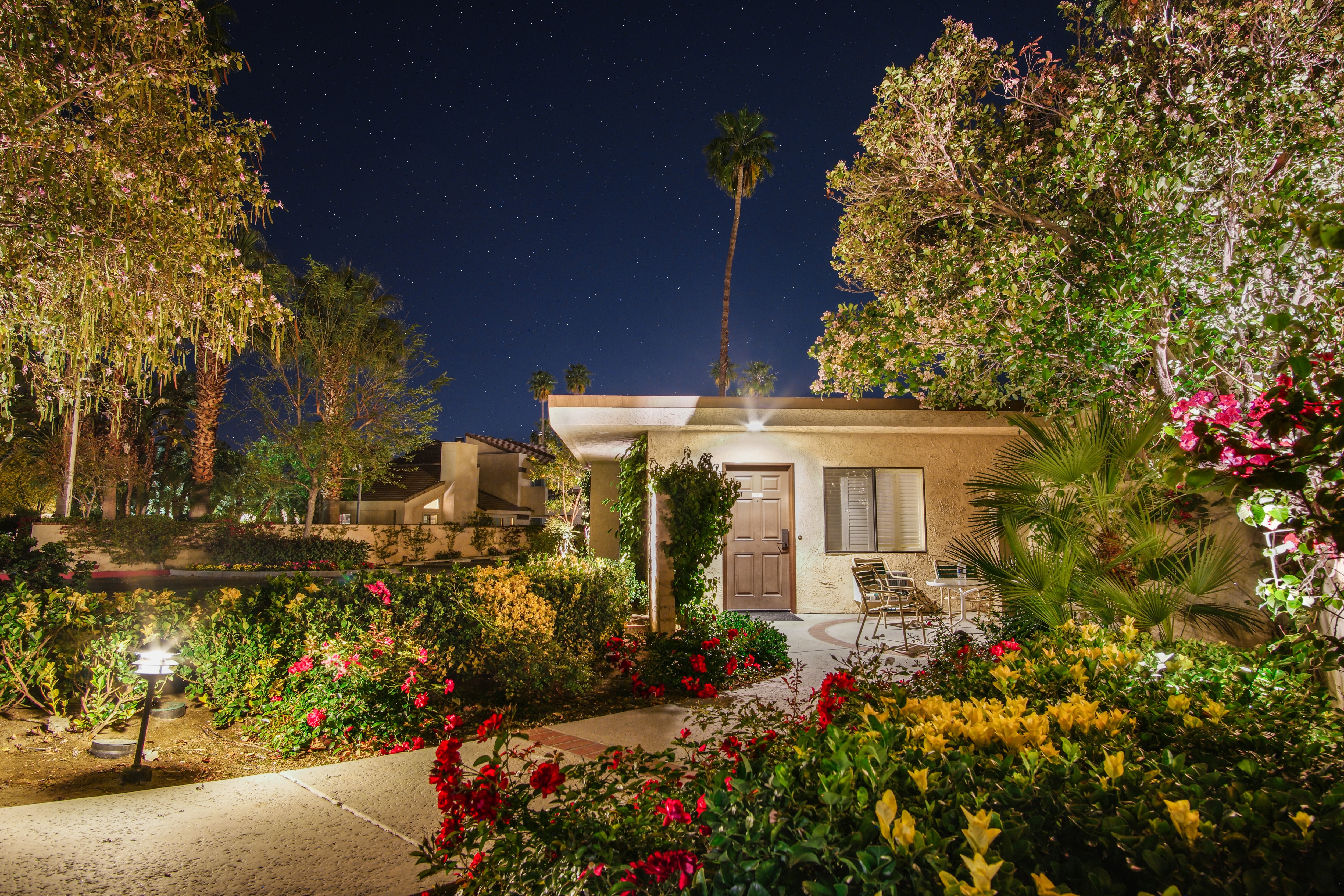 California Houses at Night with Street Lights HD Wallpaper