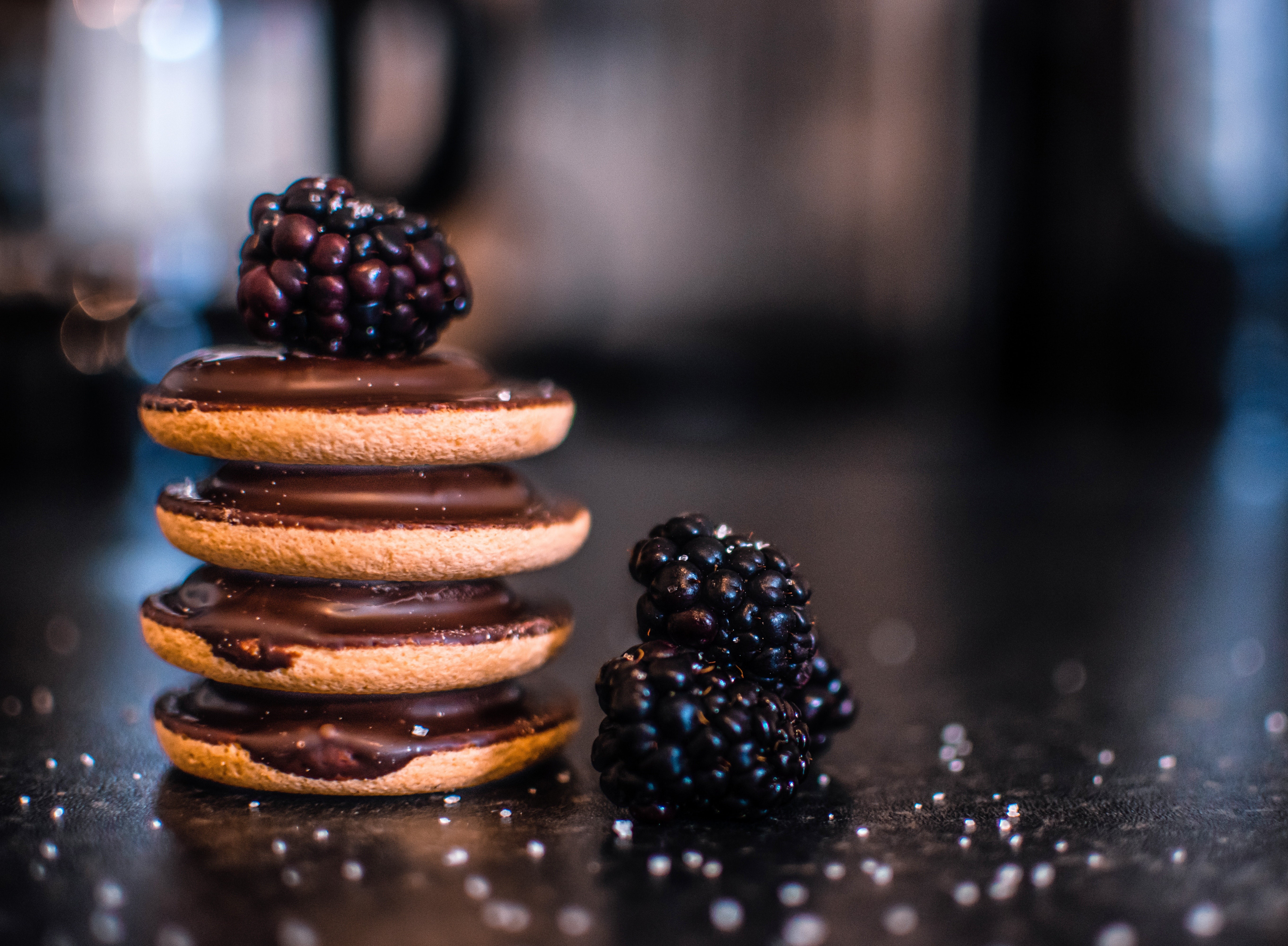 Chocolate-covered cookies with blackberries HD Wallpaper