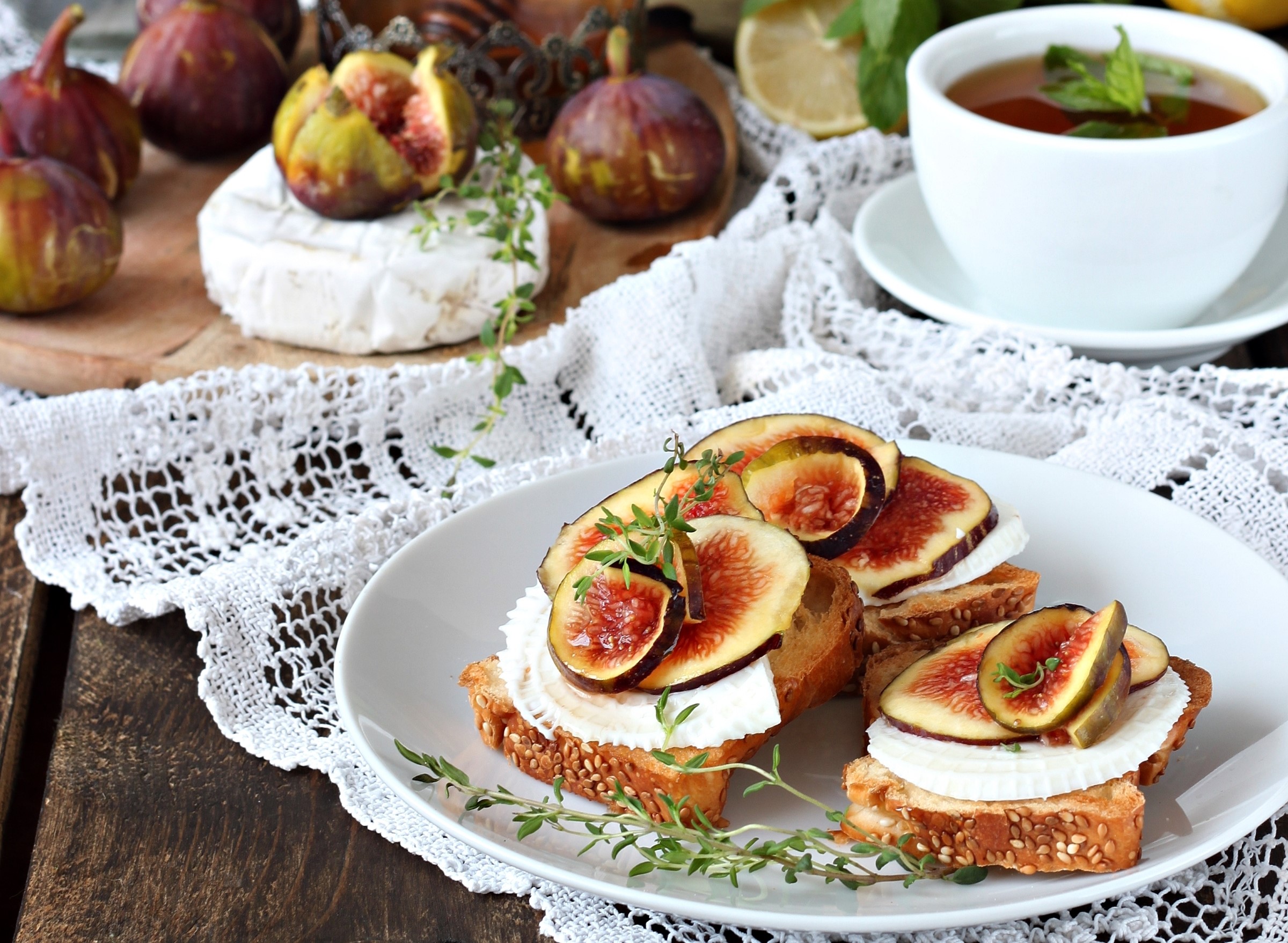 Toasts with figs and cheese served with tea HD Wallpaper