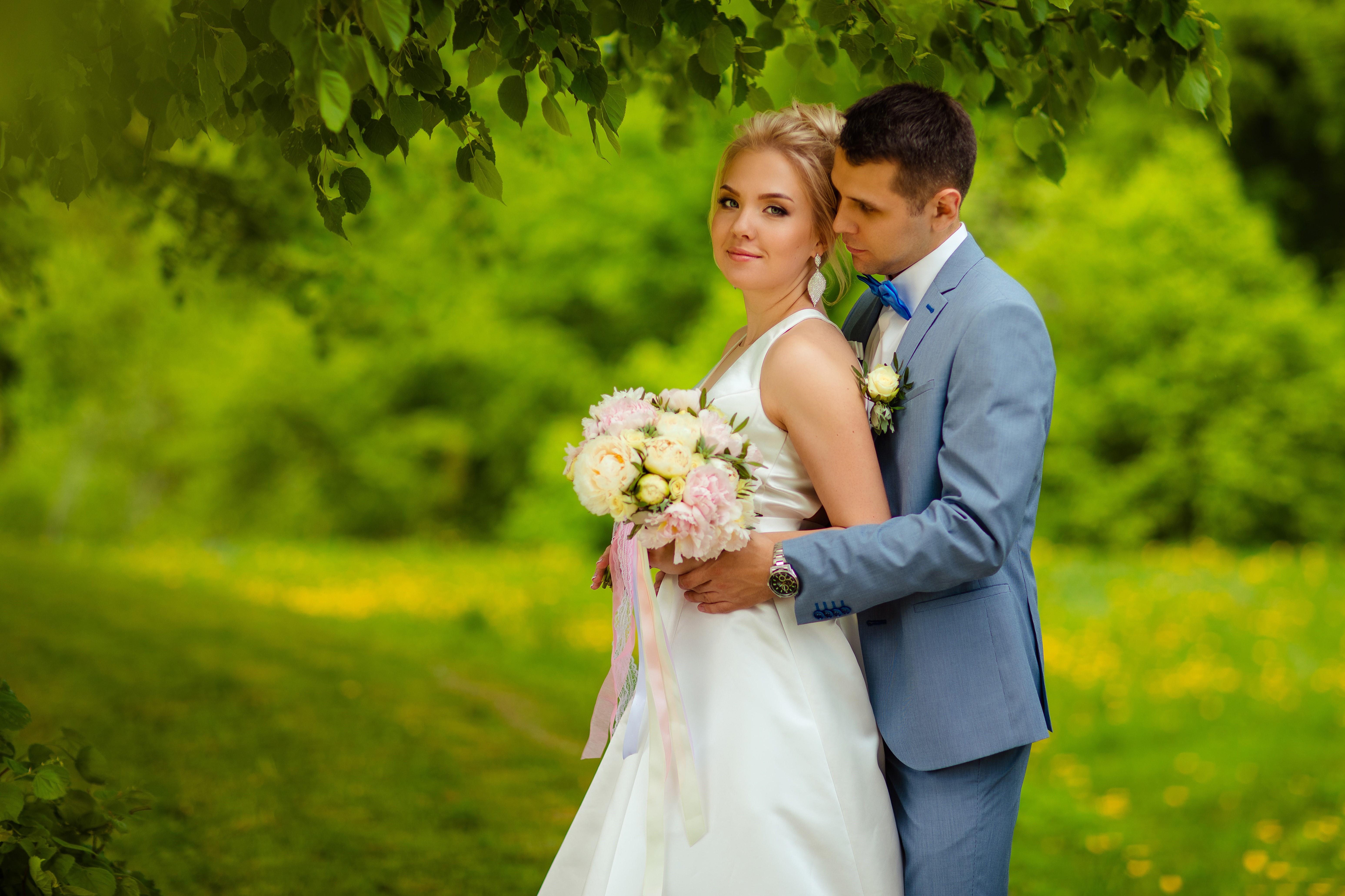 Bride and Groom with Bouquet in Park HD Wallpaper