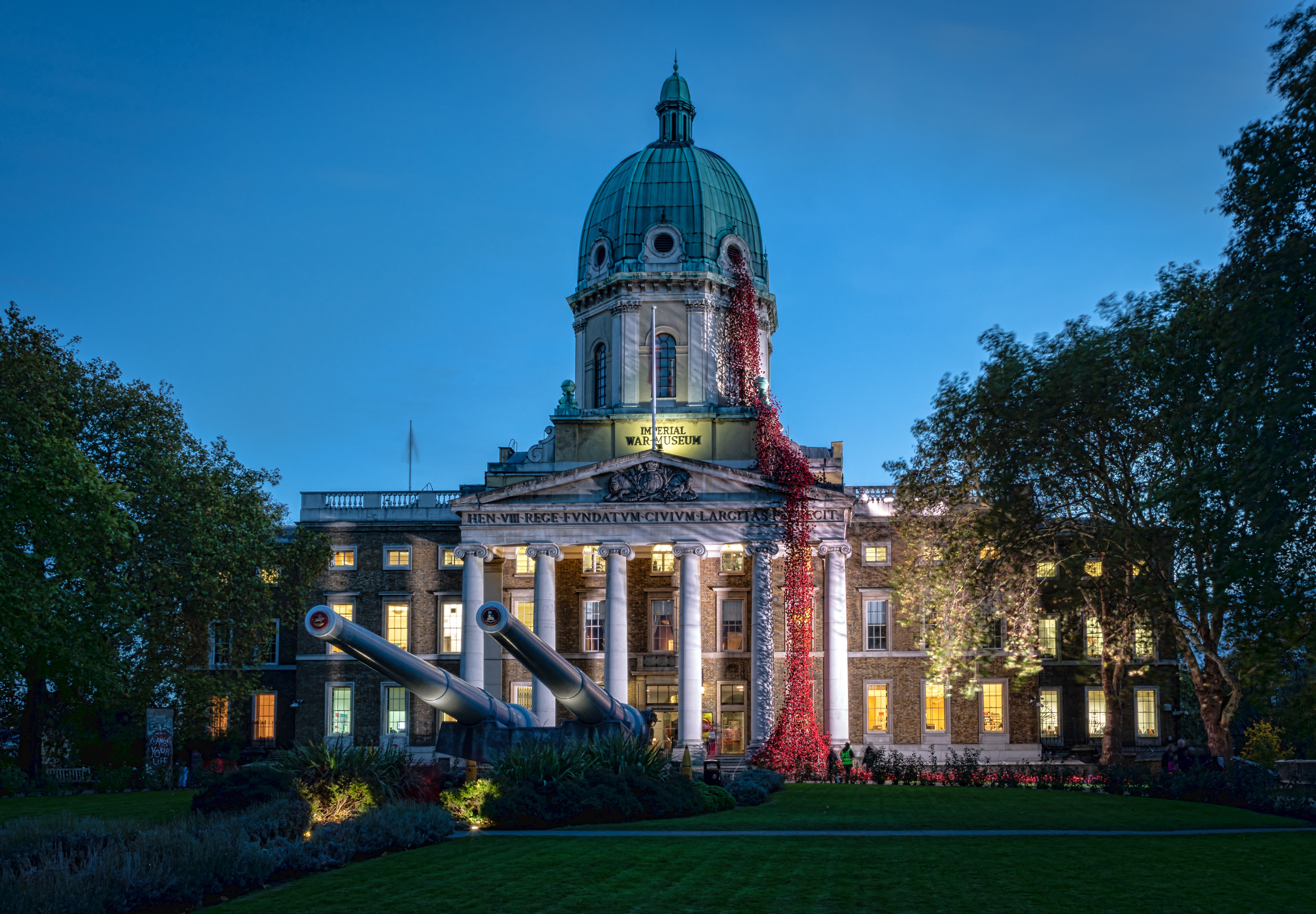 Imperial War Museum London with cannons and red vines HD Wallpaper