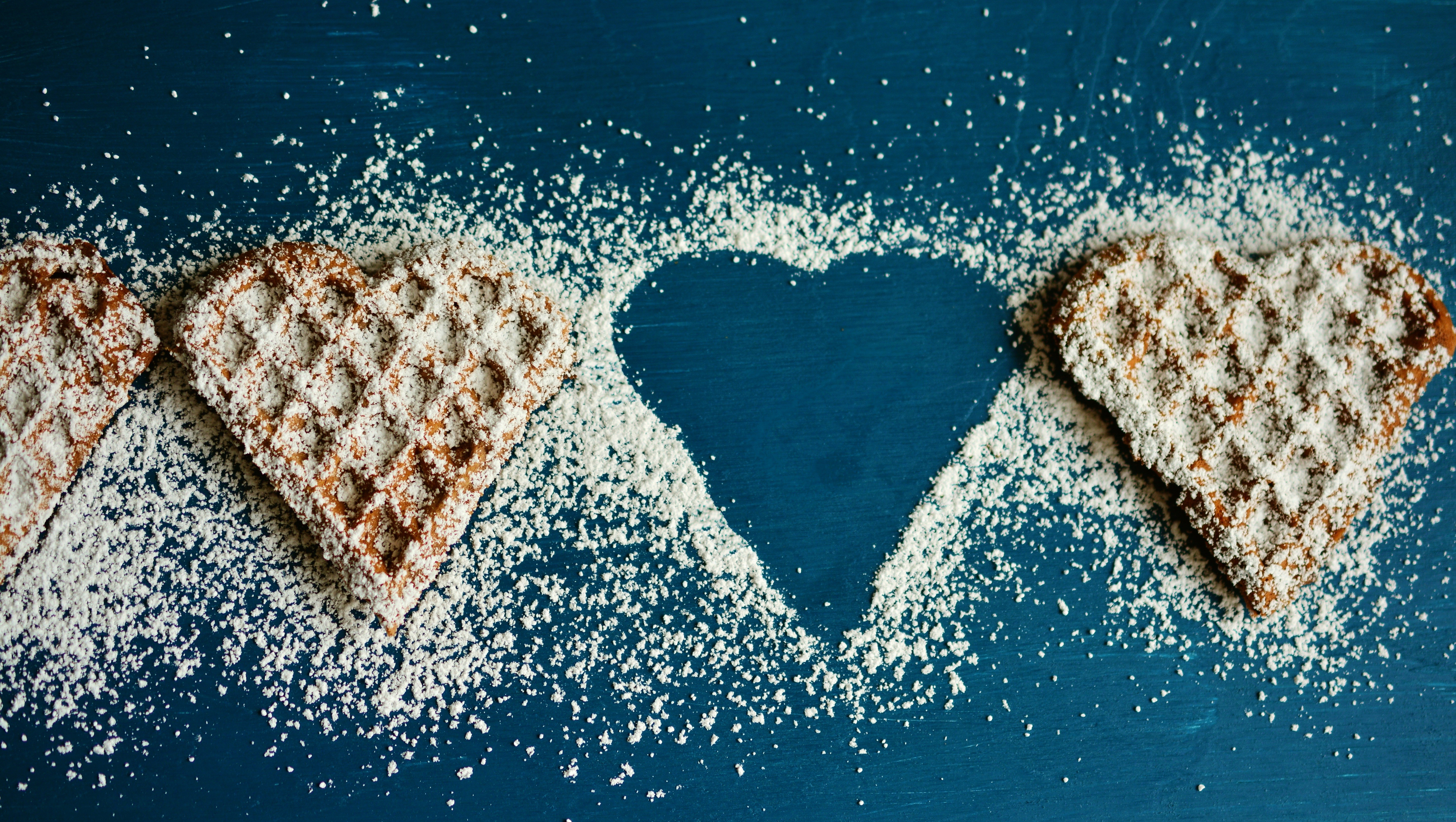 Heart-shaped waffles with powdered sugar HD Wallpaper