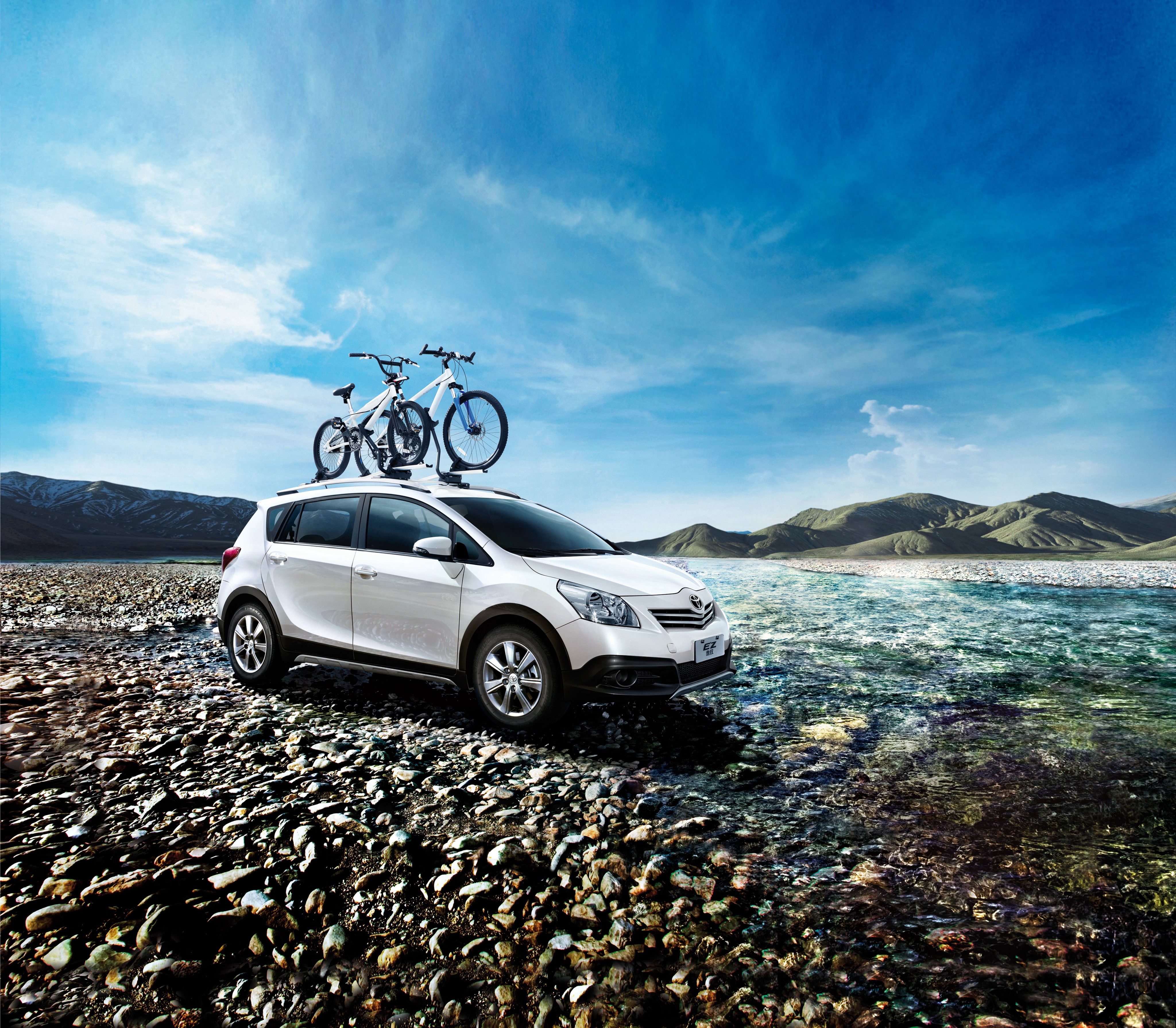 White Toyota E'z Cross with bicycles on roof rack HD Wallpaper
