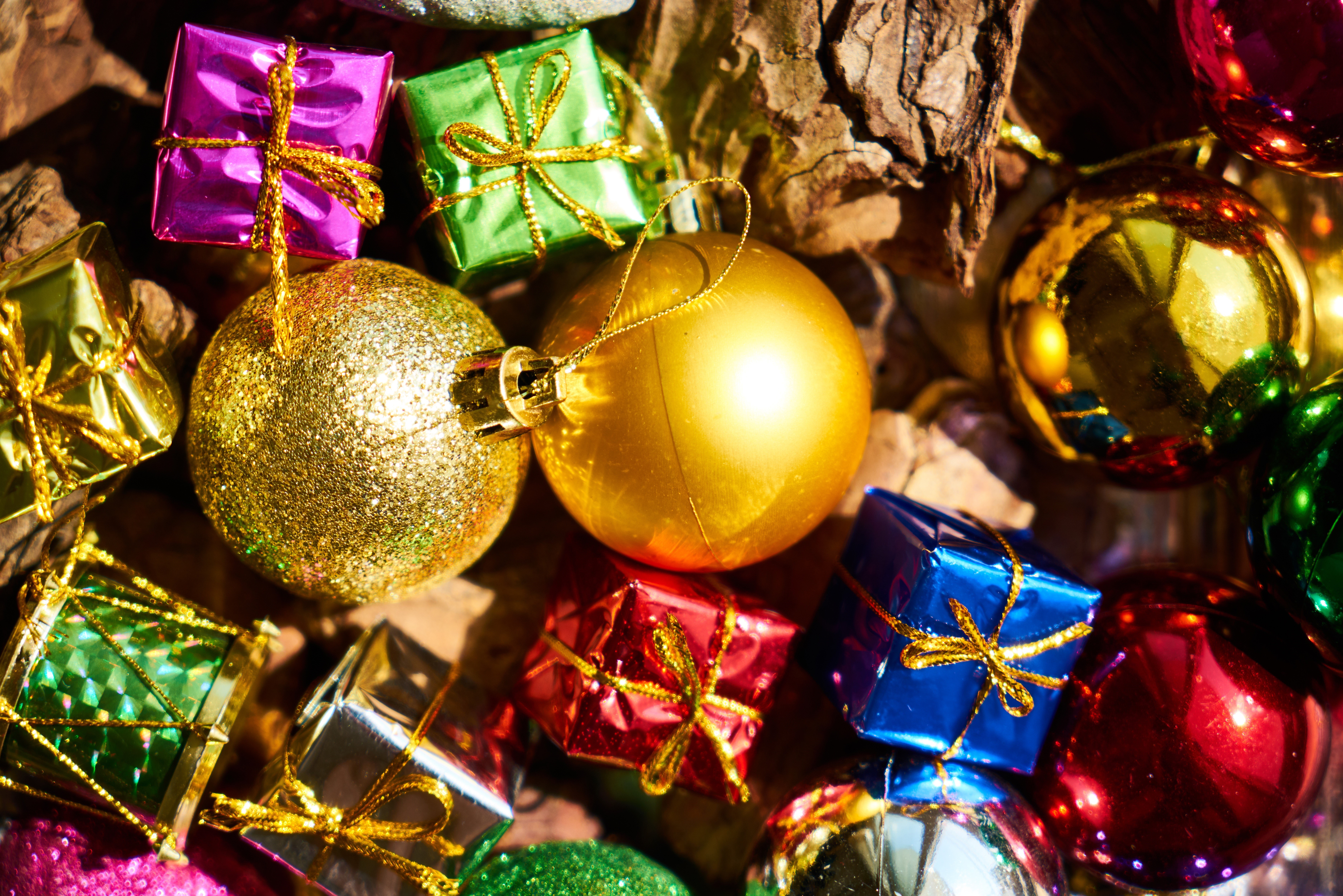 Christmas Gifts and Balls Close-up HD Wallpaper