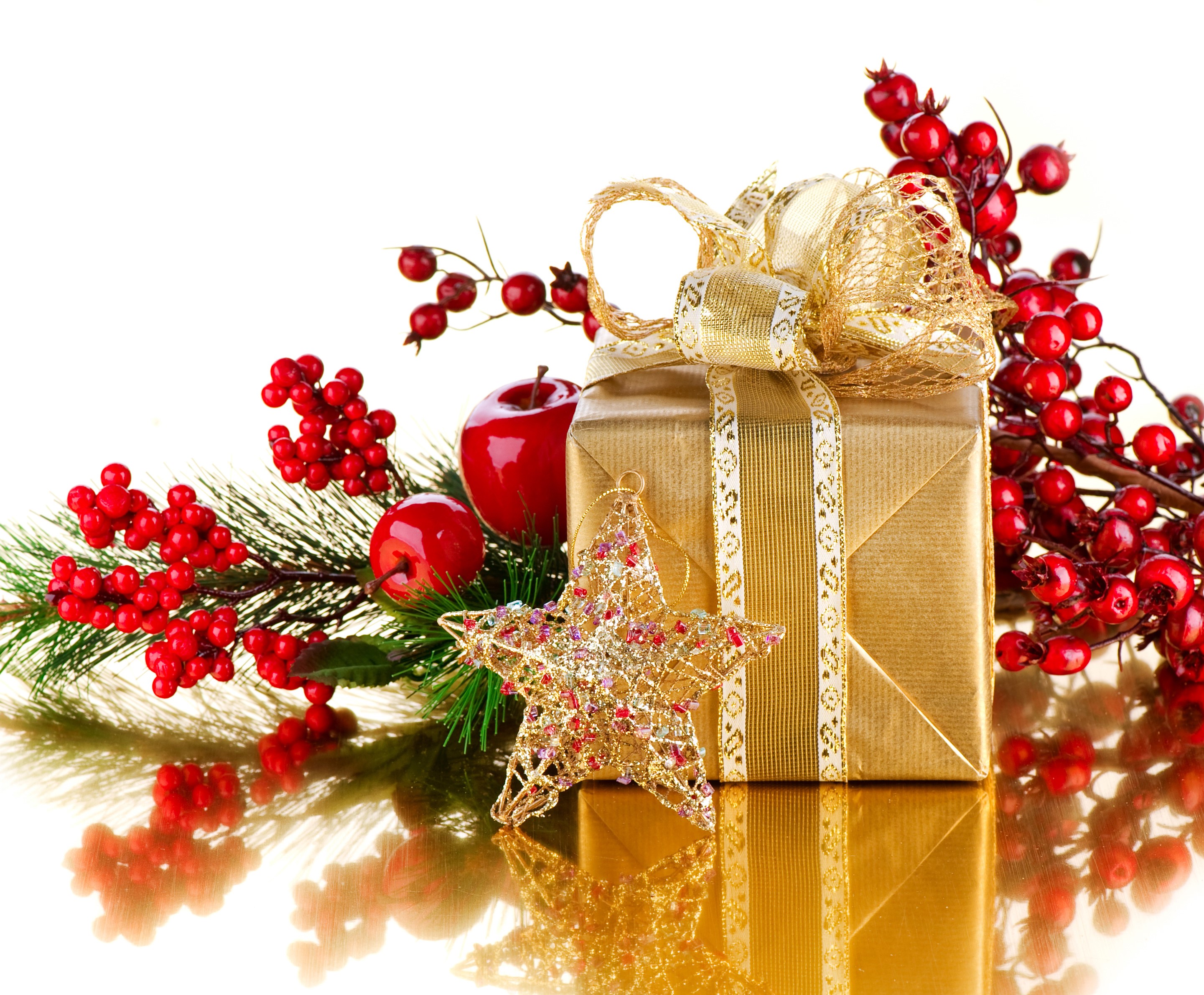 Christmas gift with red berries and apples HD Wallpaper