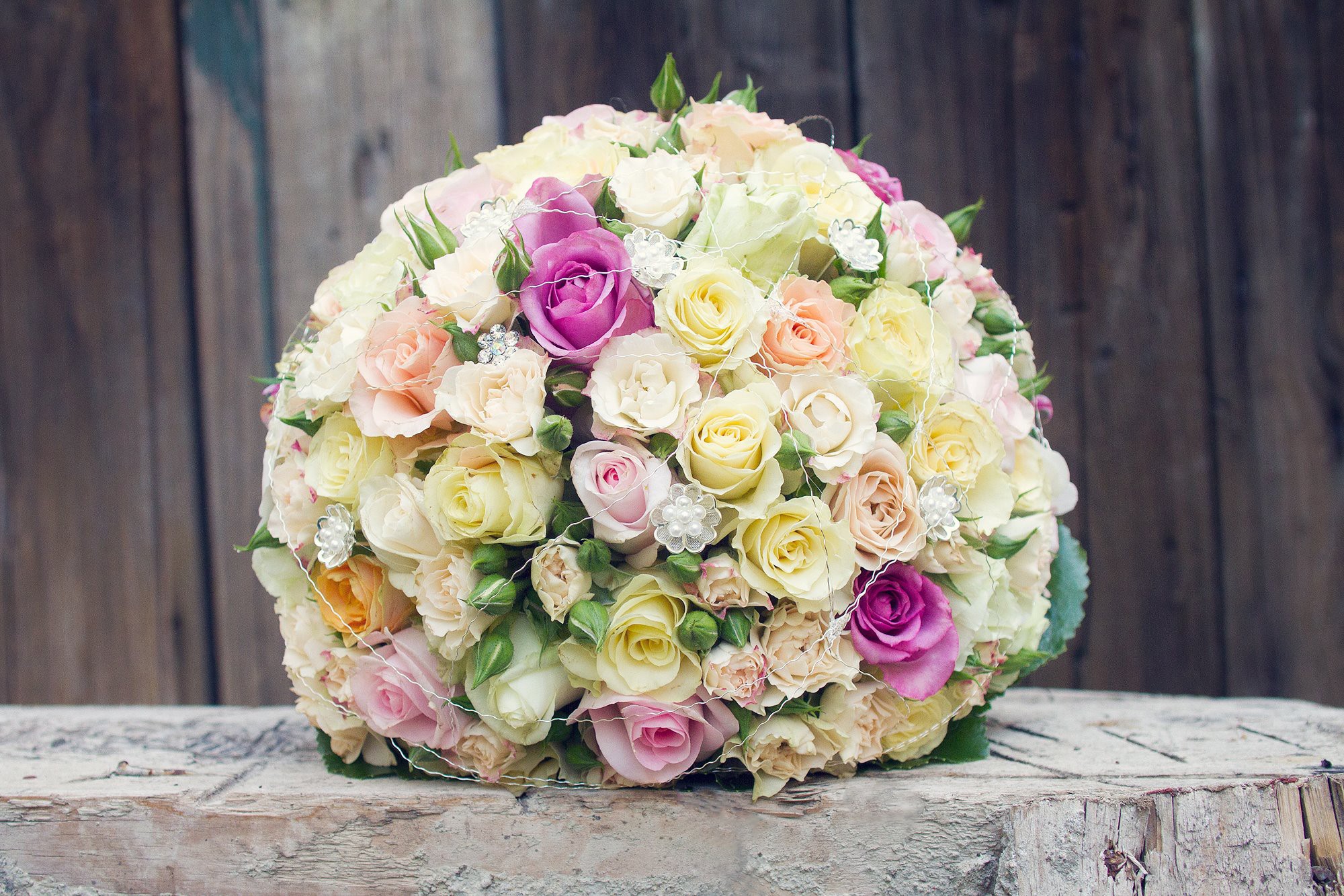 Multicolor rose bouquet with pearls on wooden background HD Wallpaper