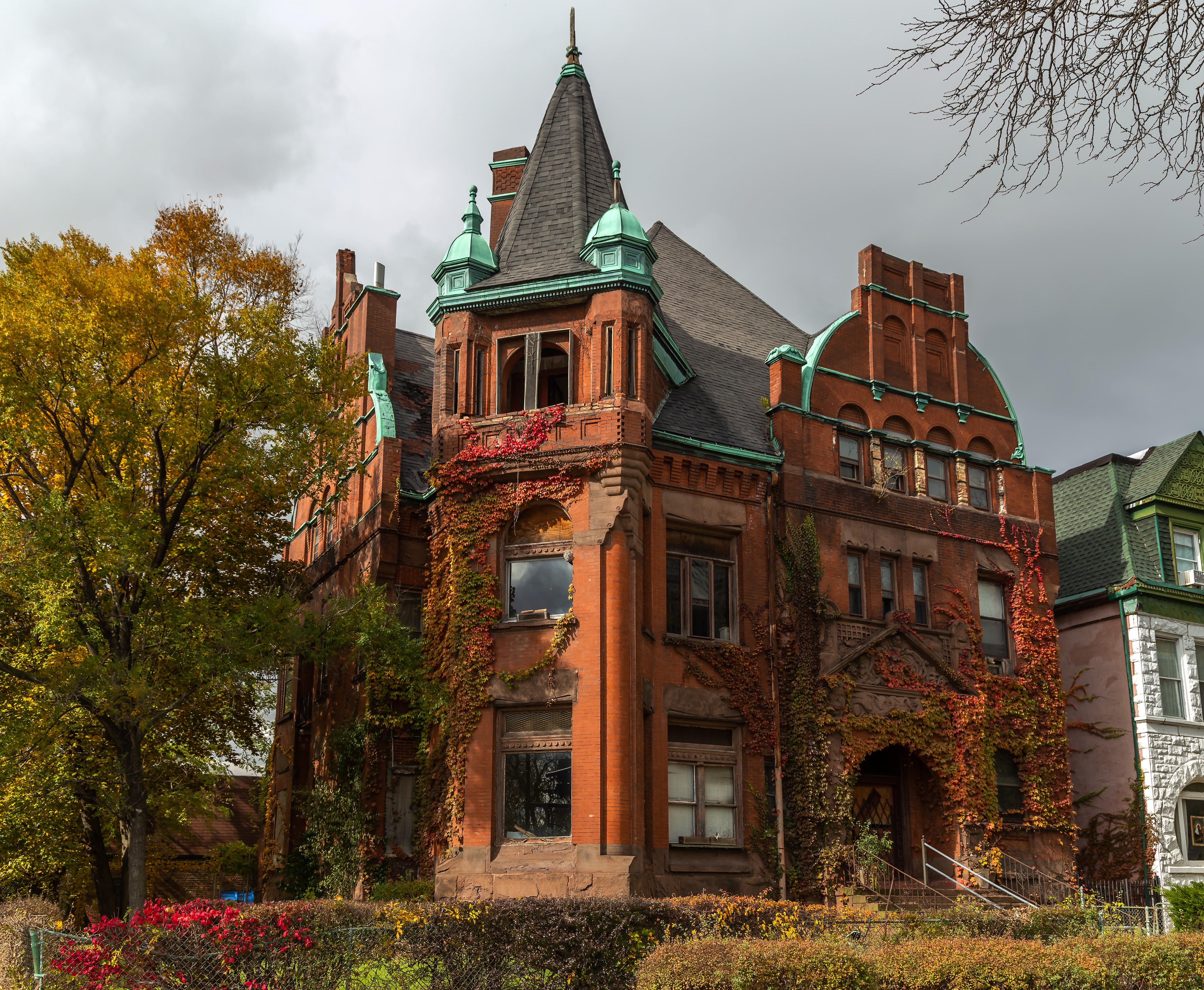 Autumn scene of a historic brick mansion in Chicago HD Wallpaper