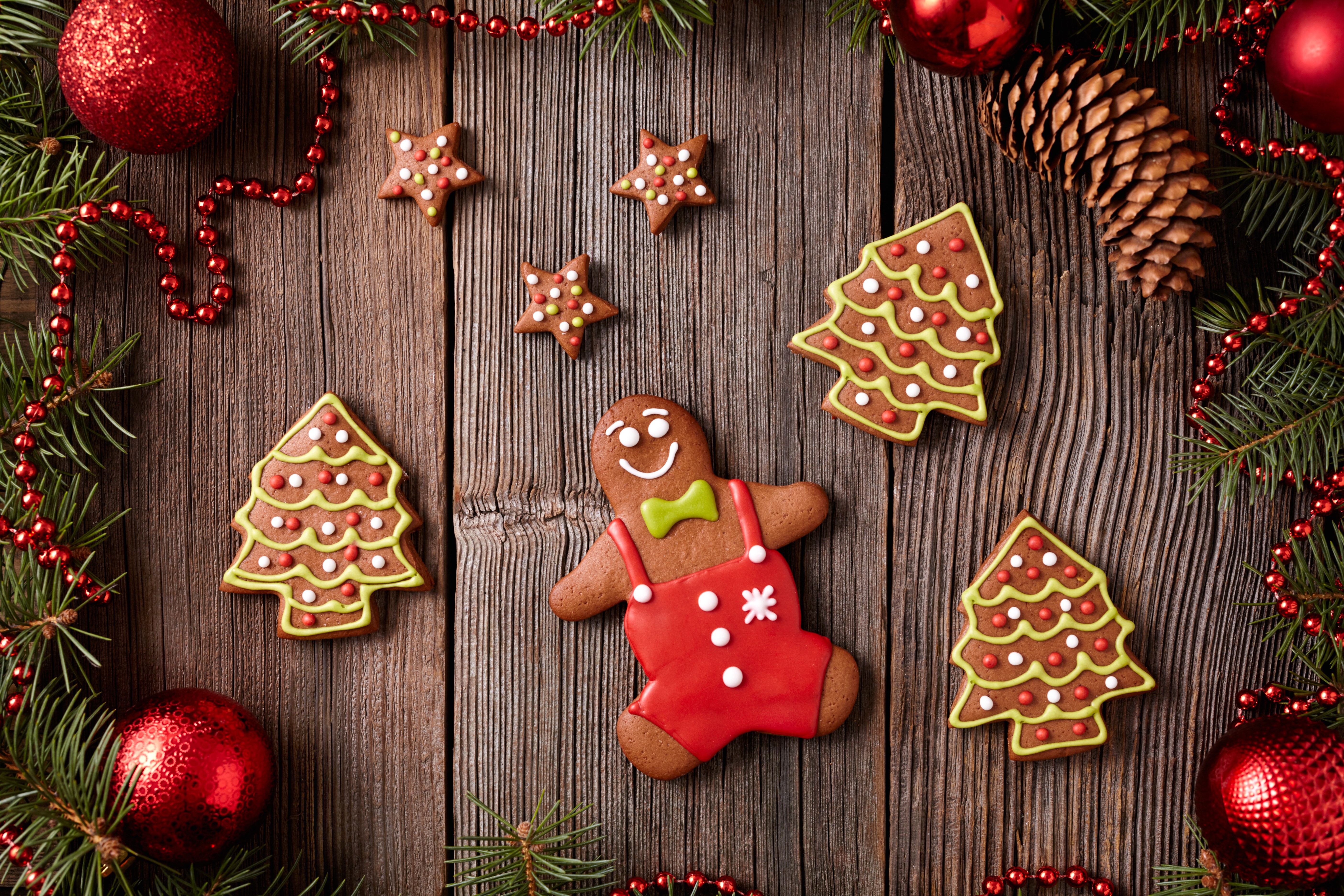 Christmas cookies and decorations on wood HD Wallpaper