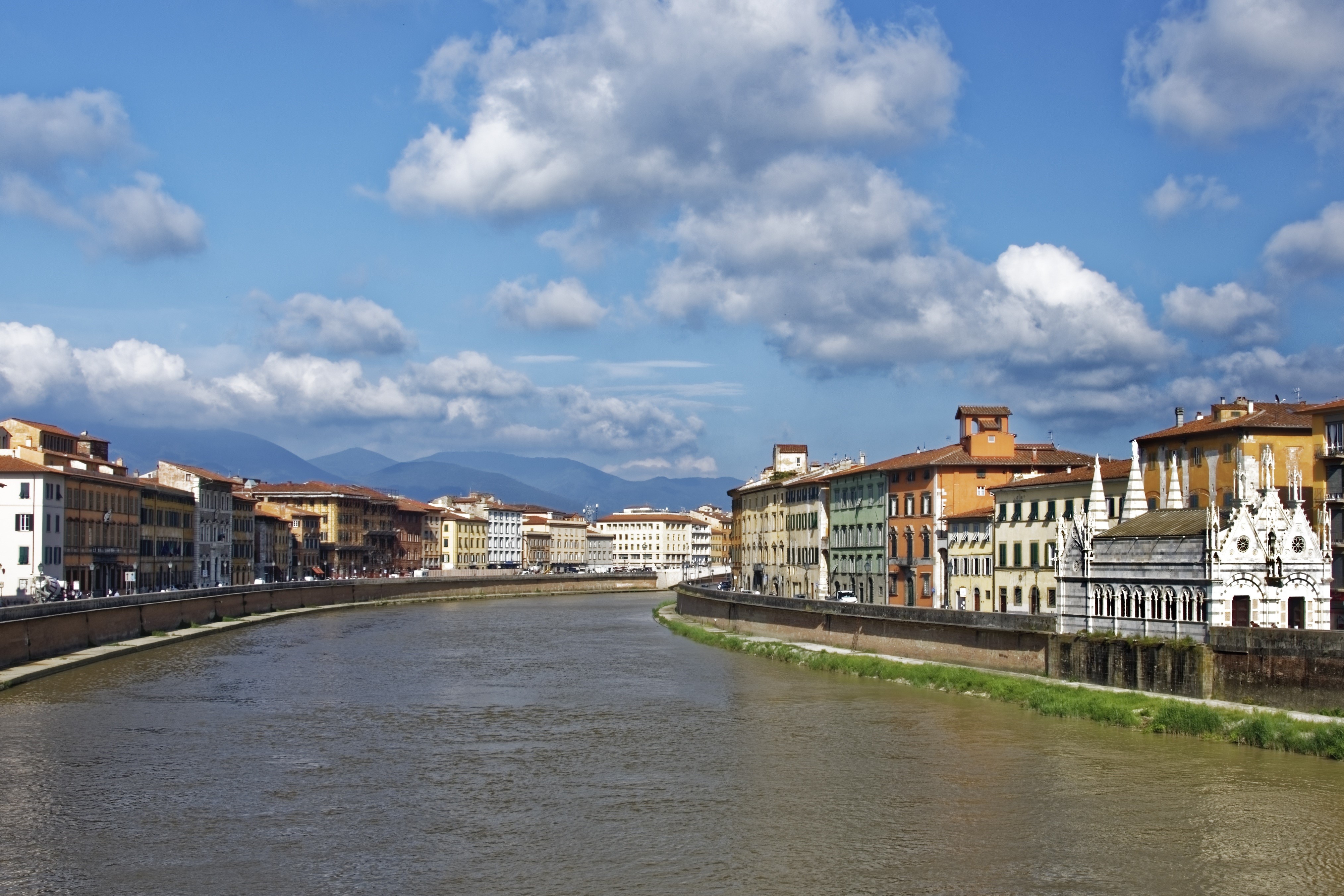 Arno River in Pisa, Italy with Buildings and Clouds HD Wallpaper