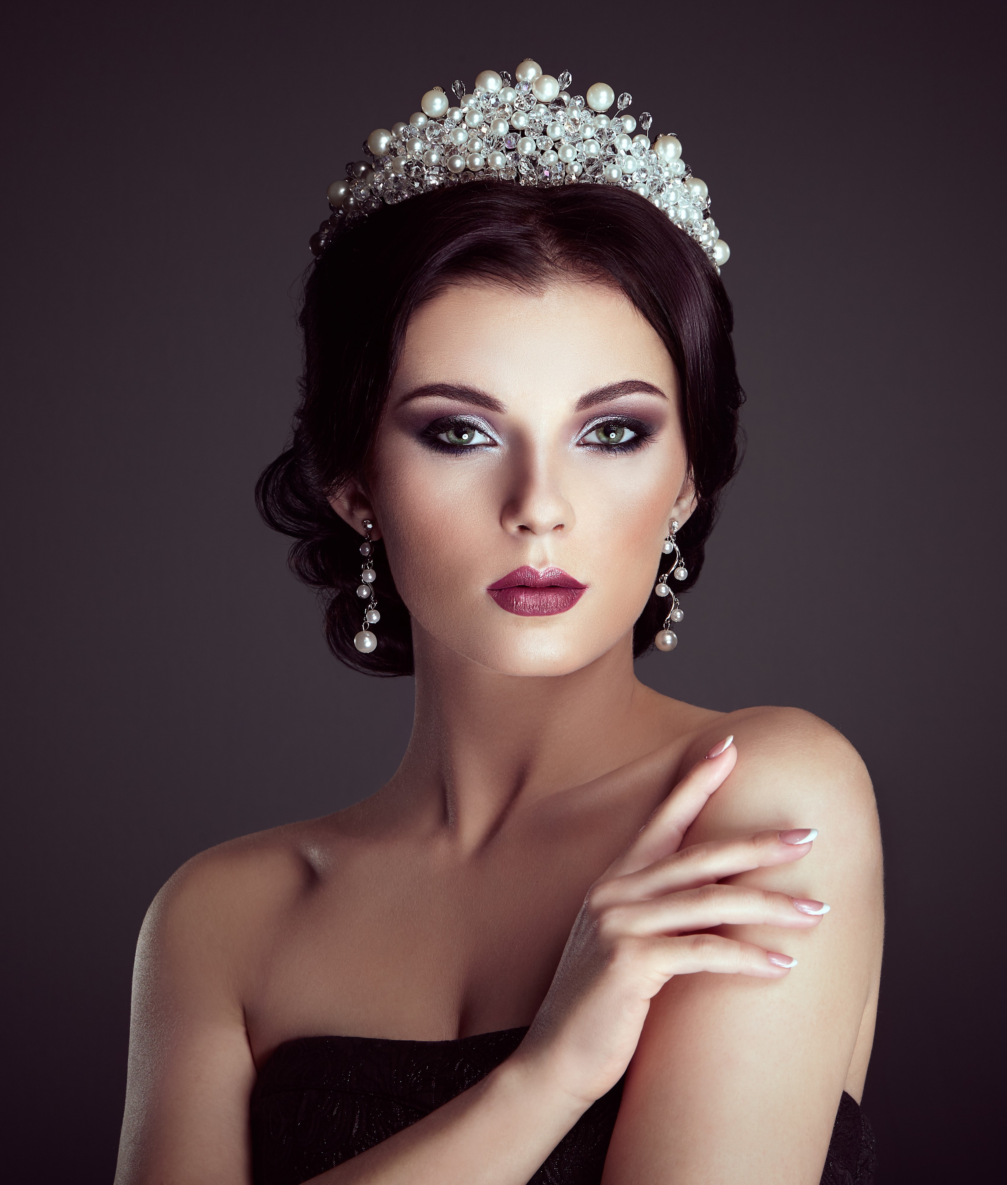 Woman with Crown and Pearl Earrings HD Wallpaper