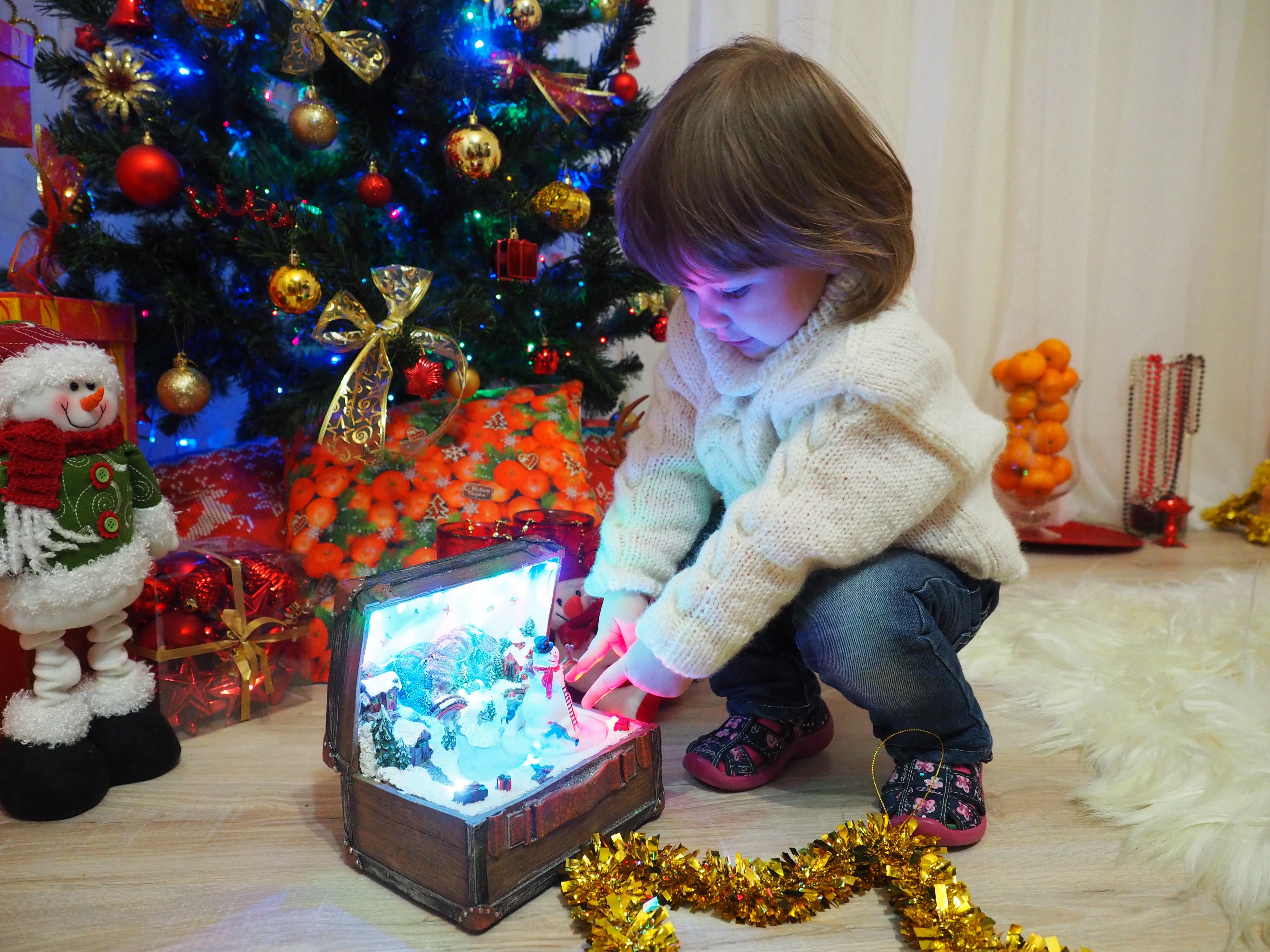 Little girl with Christmas tree and gifts HD Wallpaper