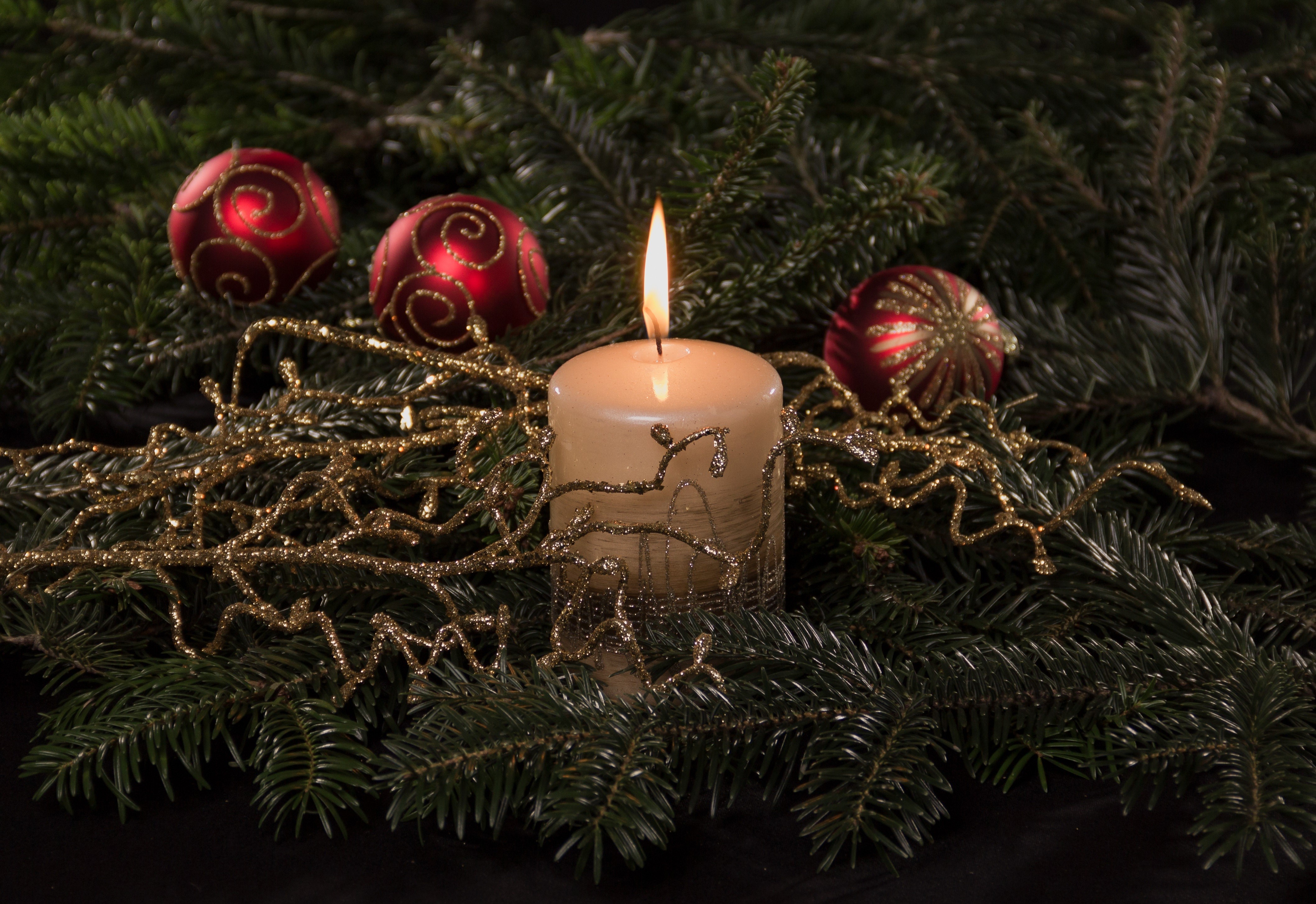 Christmas candle with ornaments and fir branches HD Wallpaper