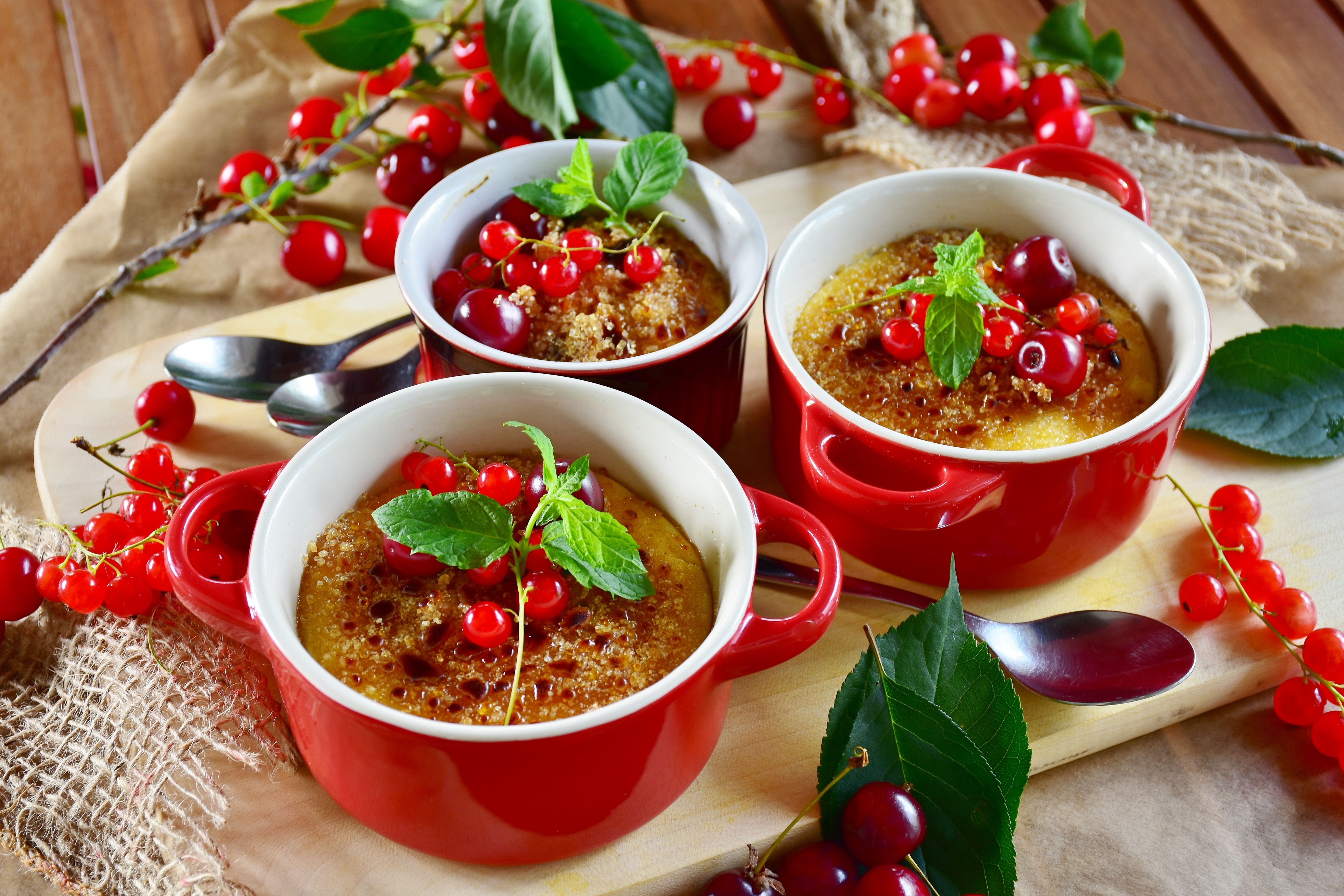 Dessert with currants and mint HD Wallpaper