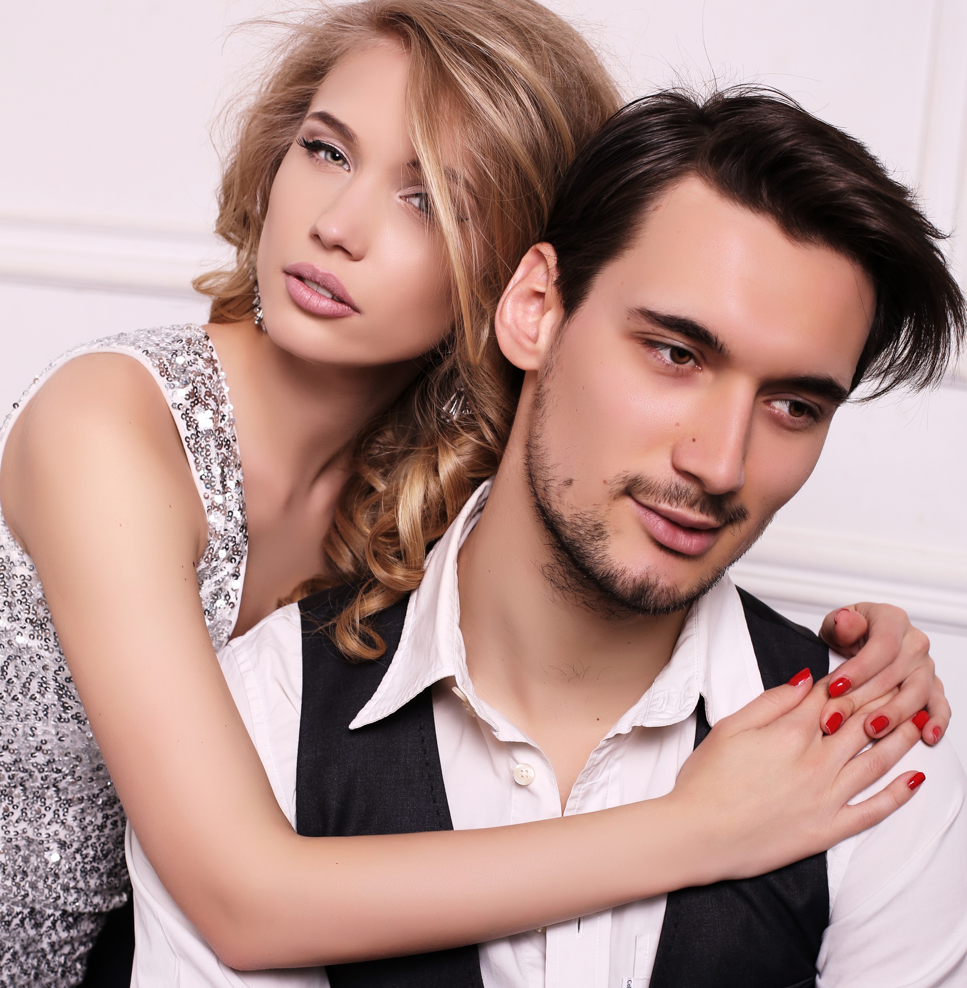 Couple embracing, woman with blonde hair, man with dark hair HD Wallpaper