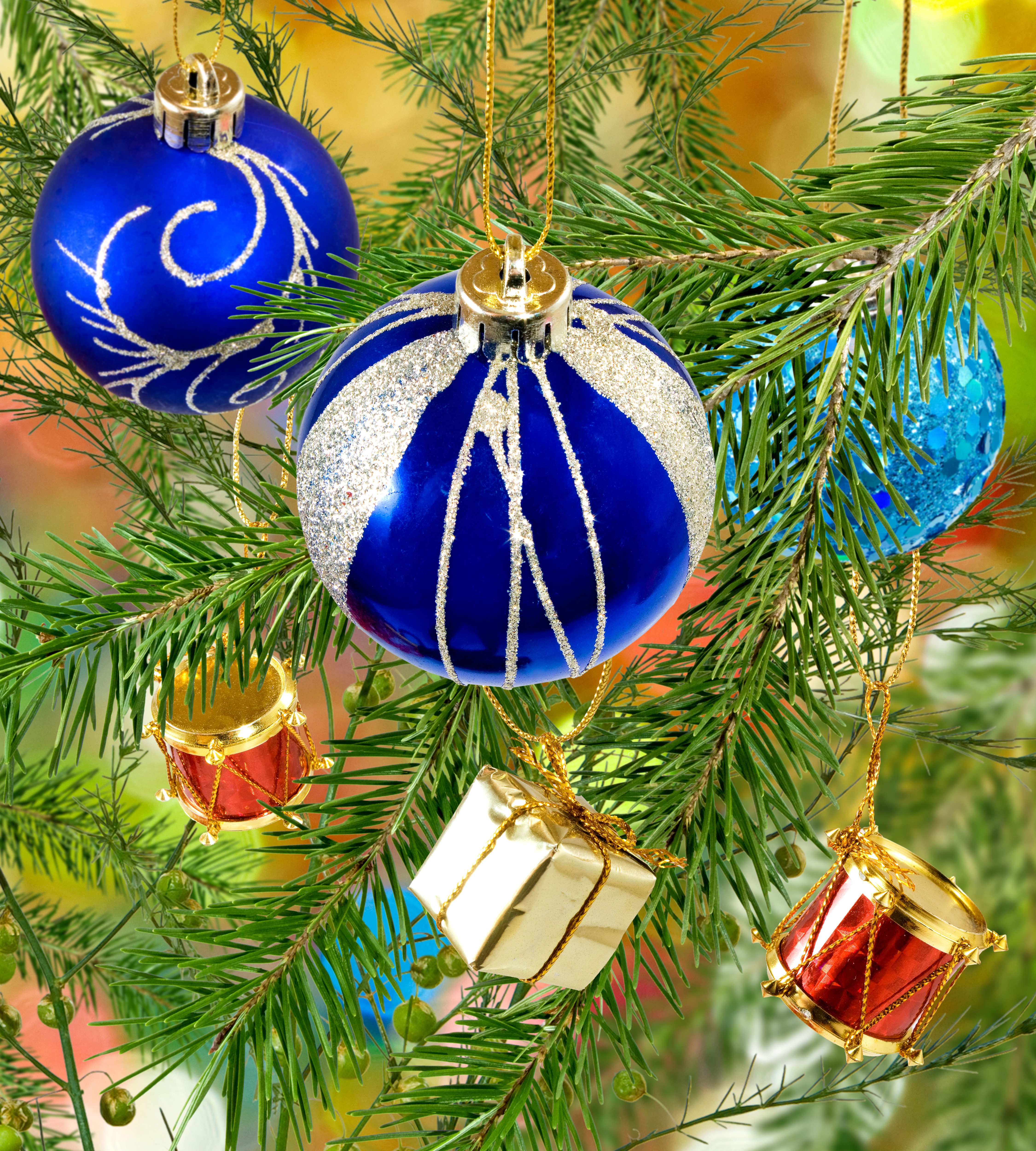 Christmas tree with ornaments HD Wallpaper