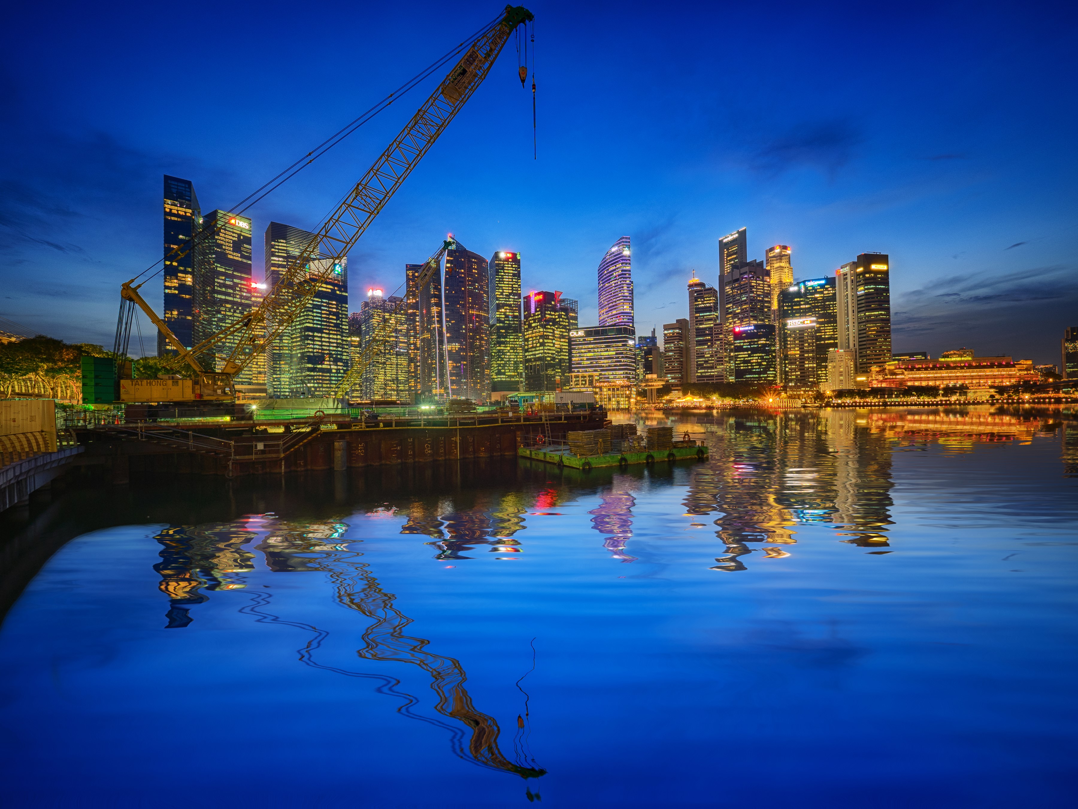 Singapore skyline with crane at dusk HD Wallpaper
