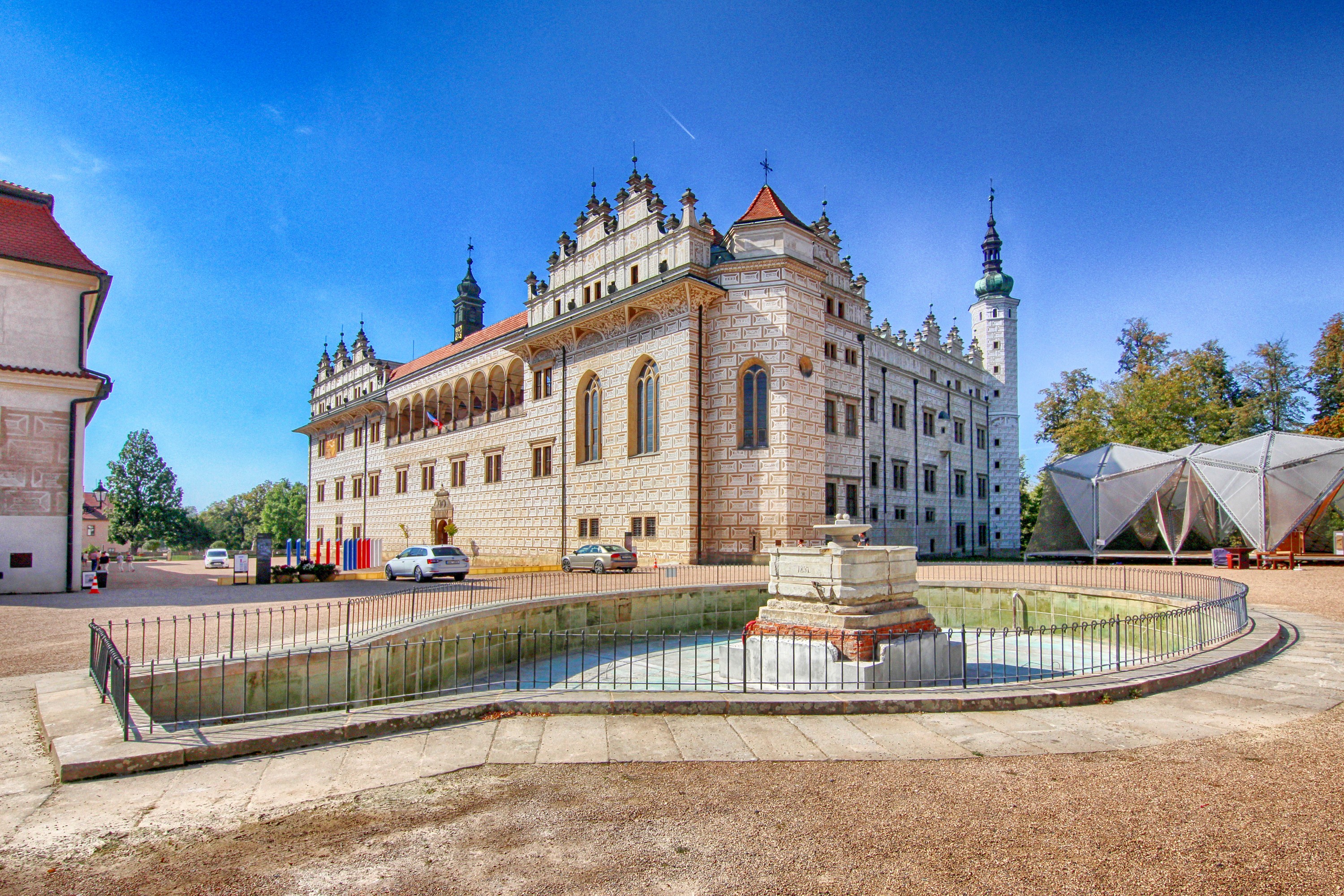 Telč Chateau and Fountain in the Czech Republic HD Wallpaper