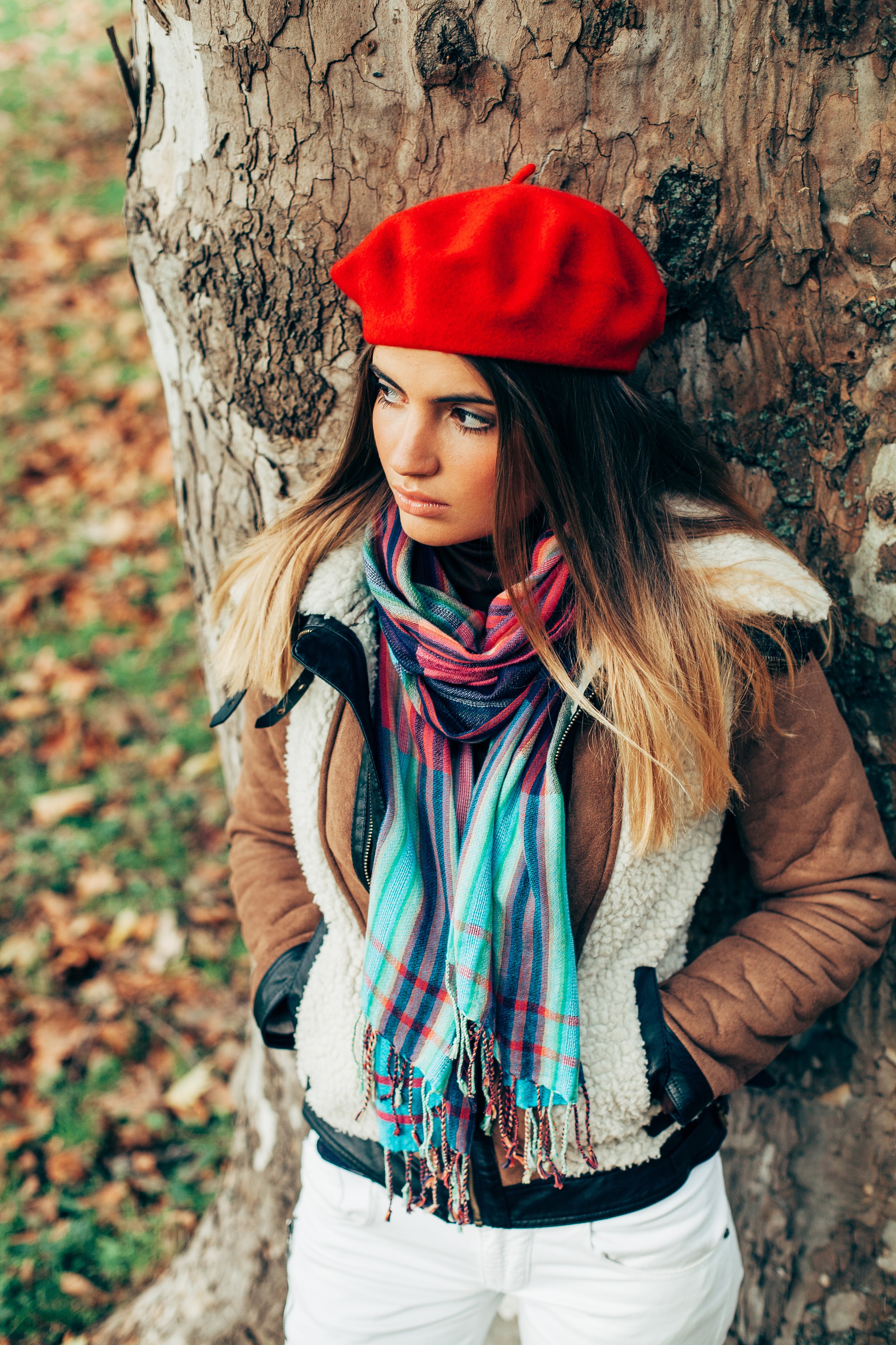 Woman in red beret and scarf leaning against tree HD Phone Wallpaper